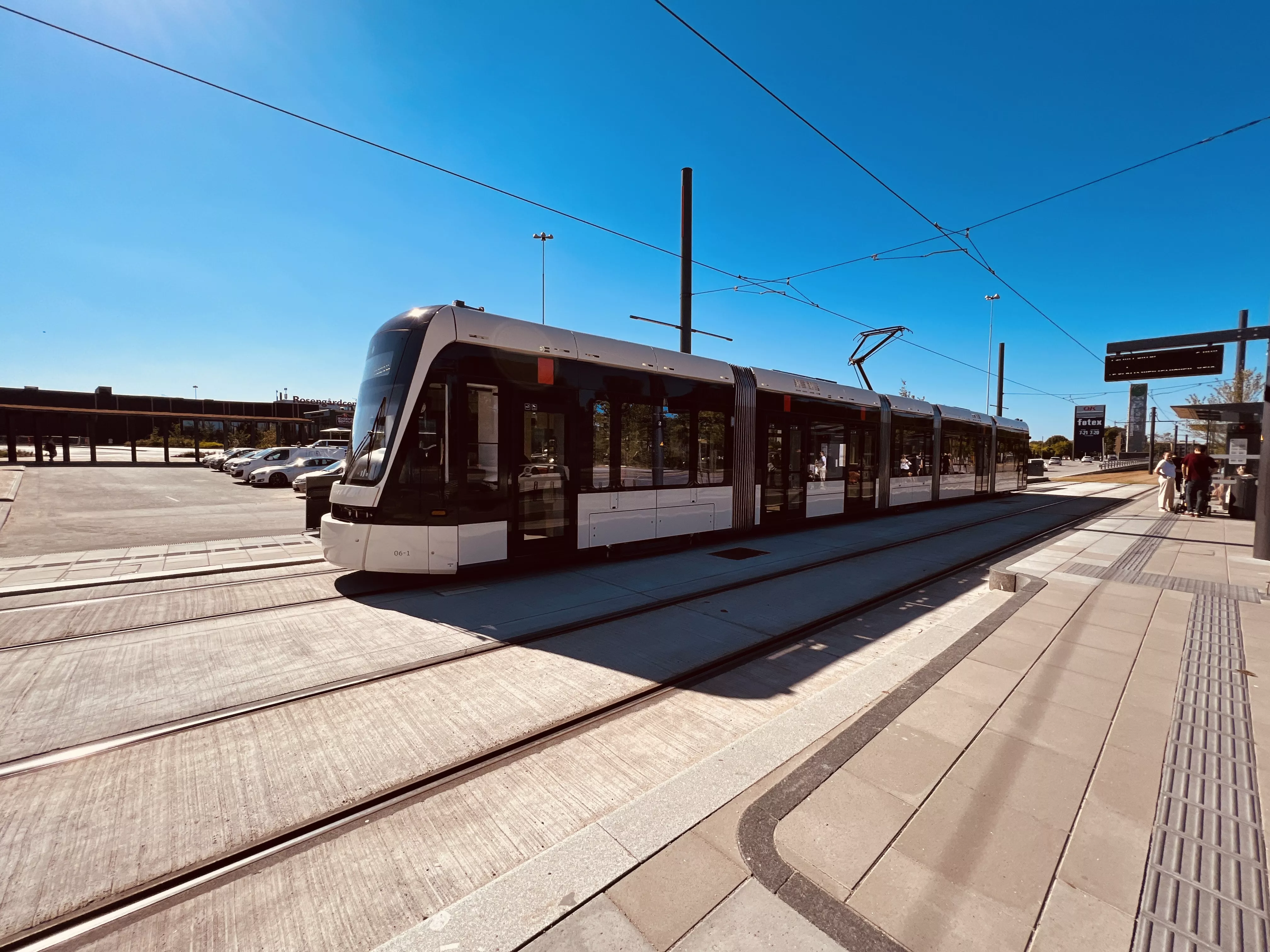 Billede af Odense Letbane togsæt 06 fotograferet ud for Rosengårdcentret Letbanestation.