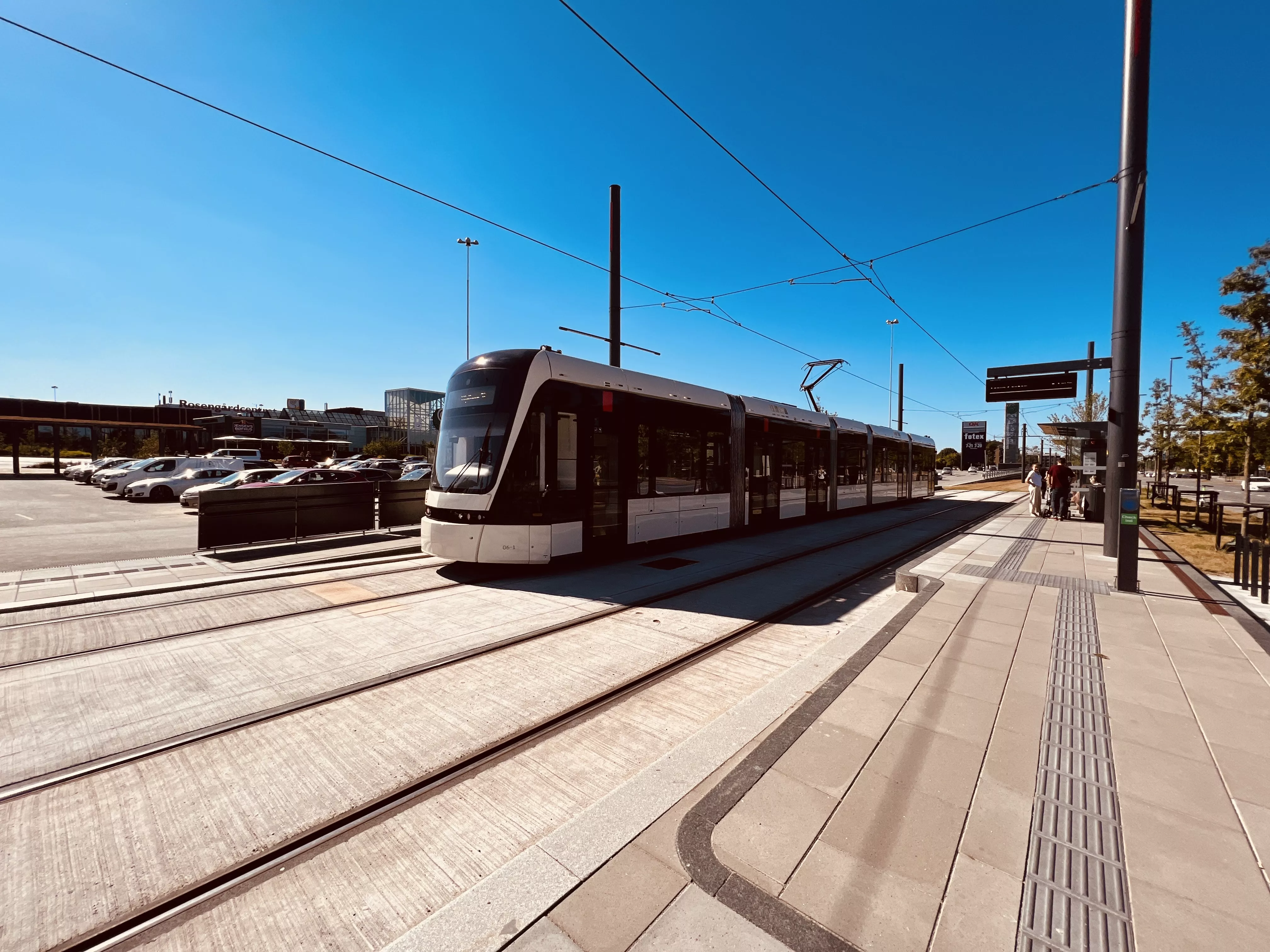 Billede af letbanetog ud for Rosengårdcentret Letbanestation.