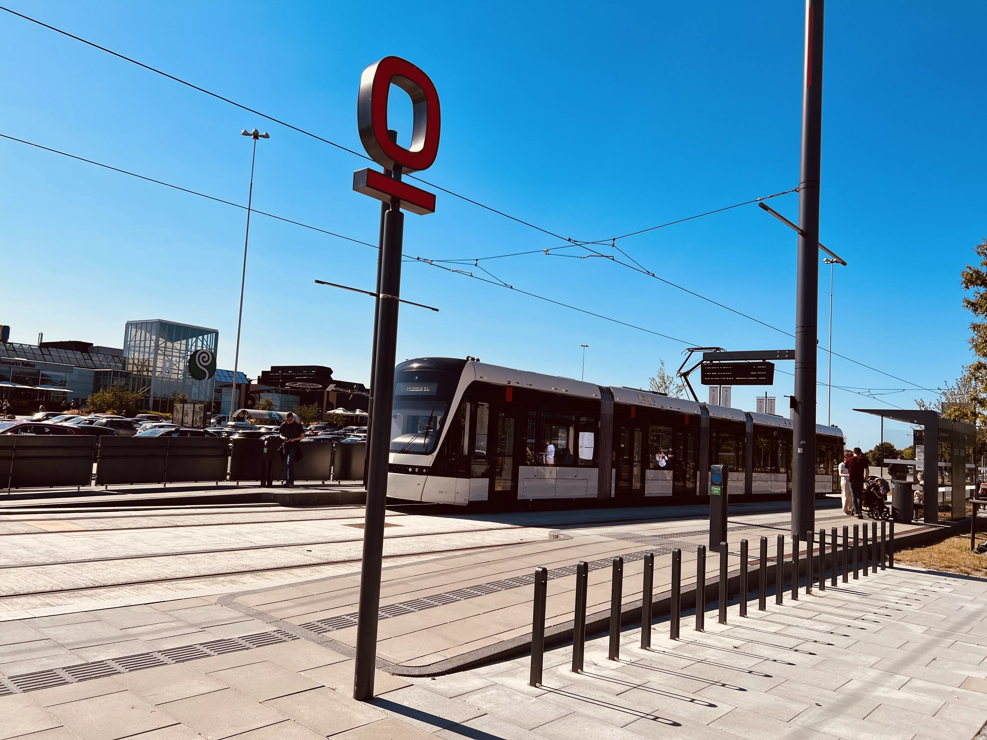 Billede af letbanetog ud for Rosengårdcentret Letbanestation.