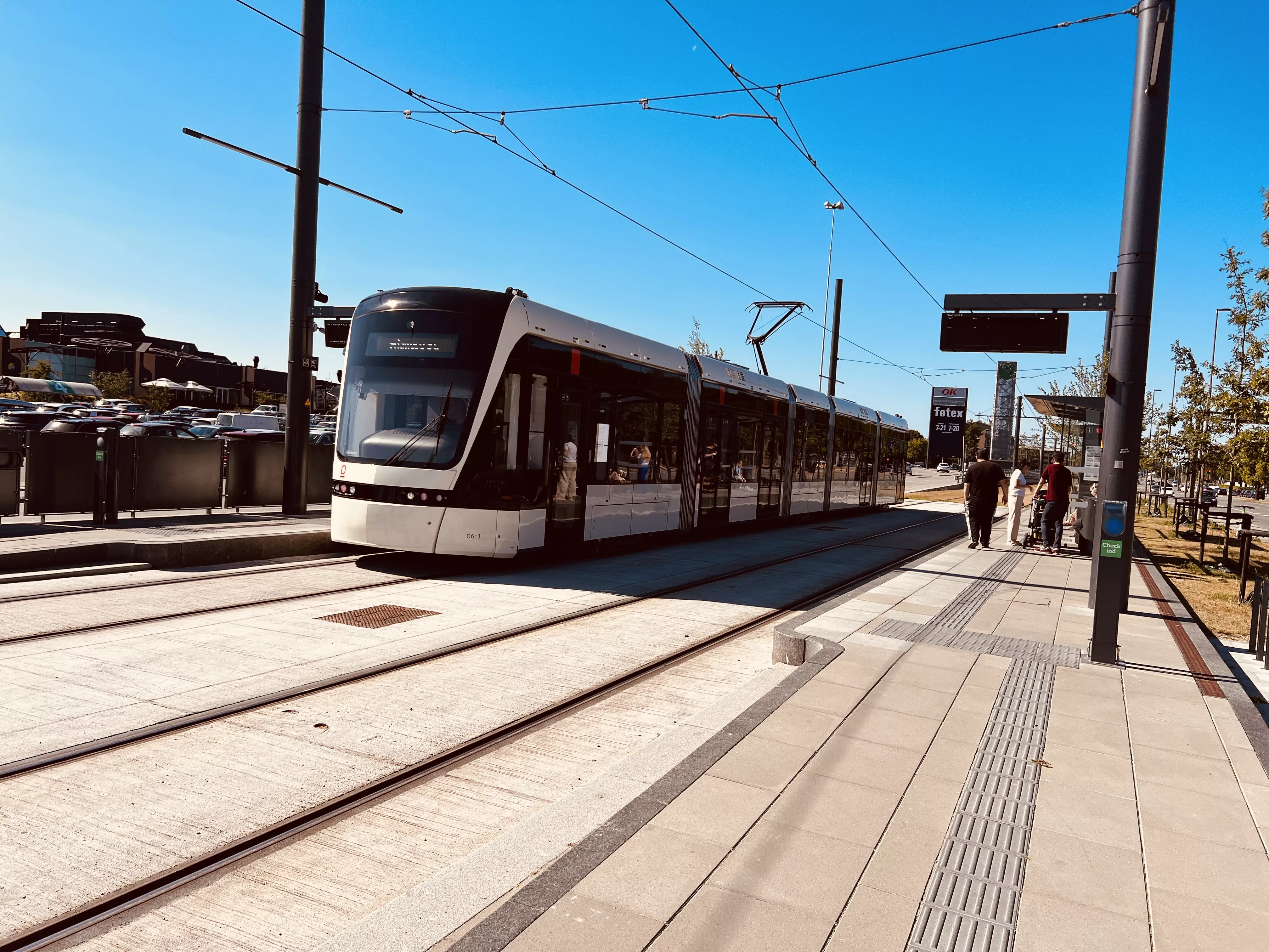 Billede af letbanetog ud for Rosengårdcentret Letbanestation.