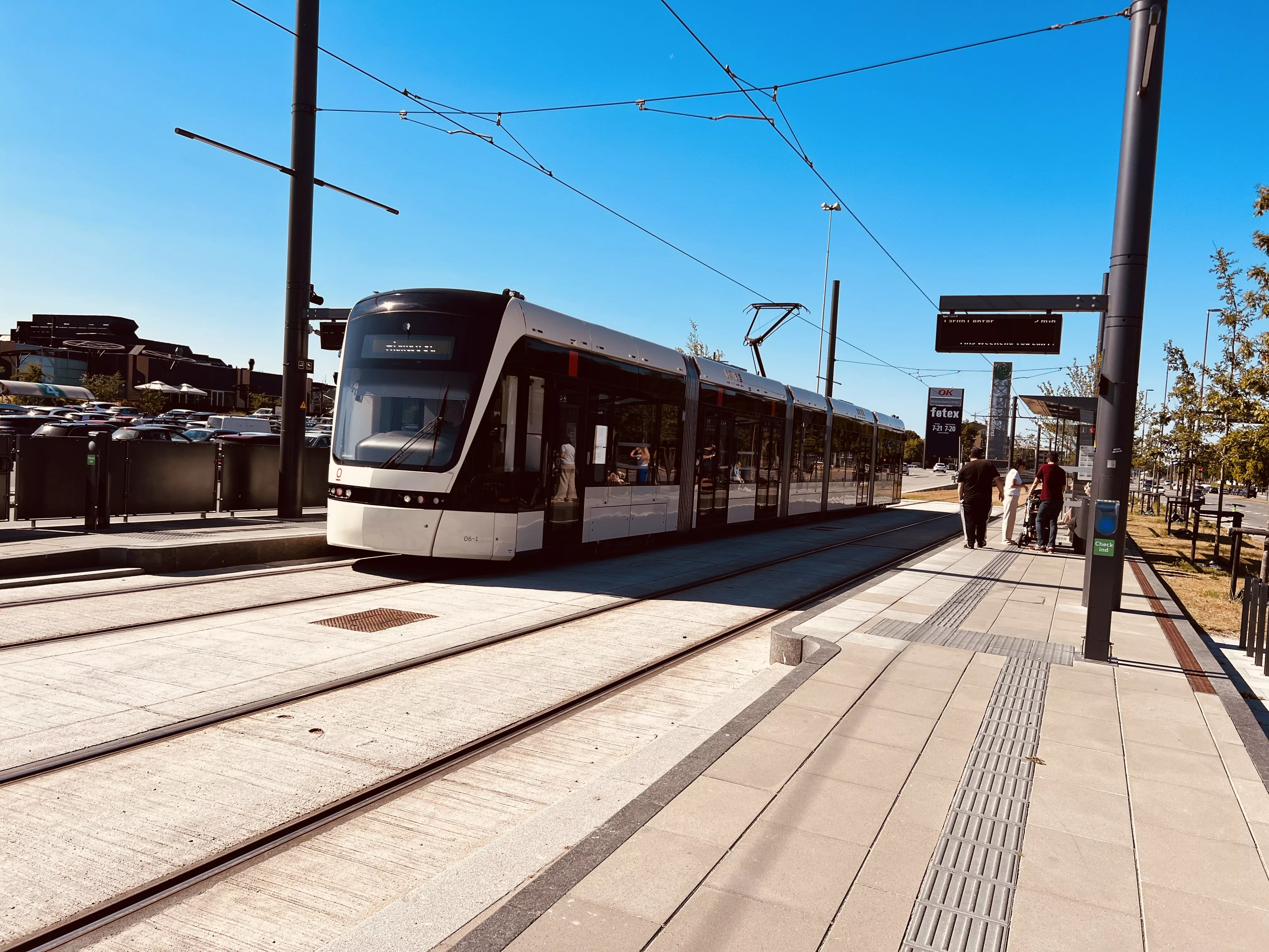 Billede af letbanetog ud for Rosengårdcentret Letbanestation.