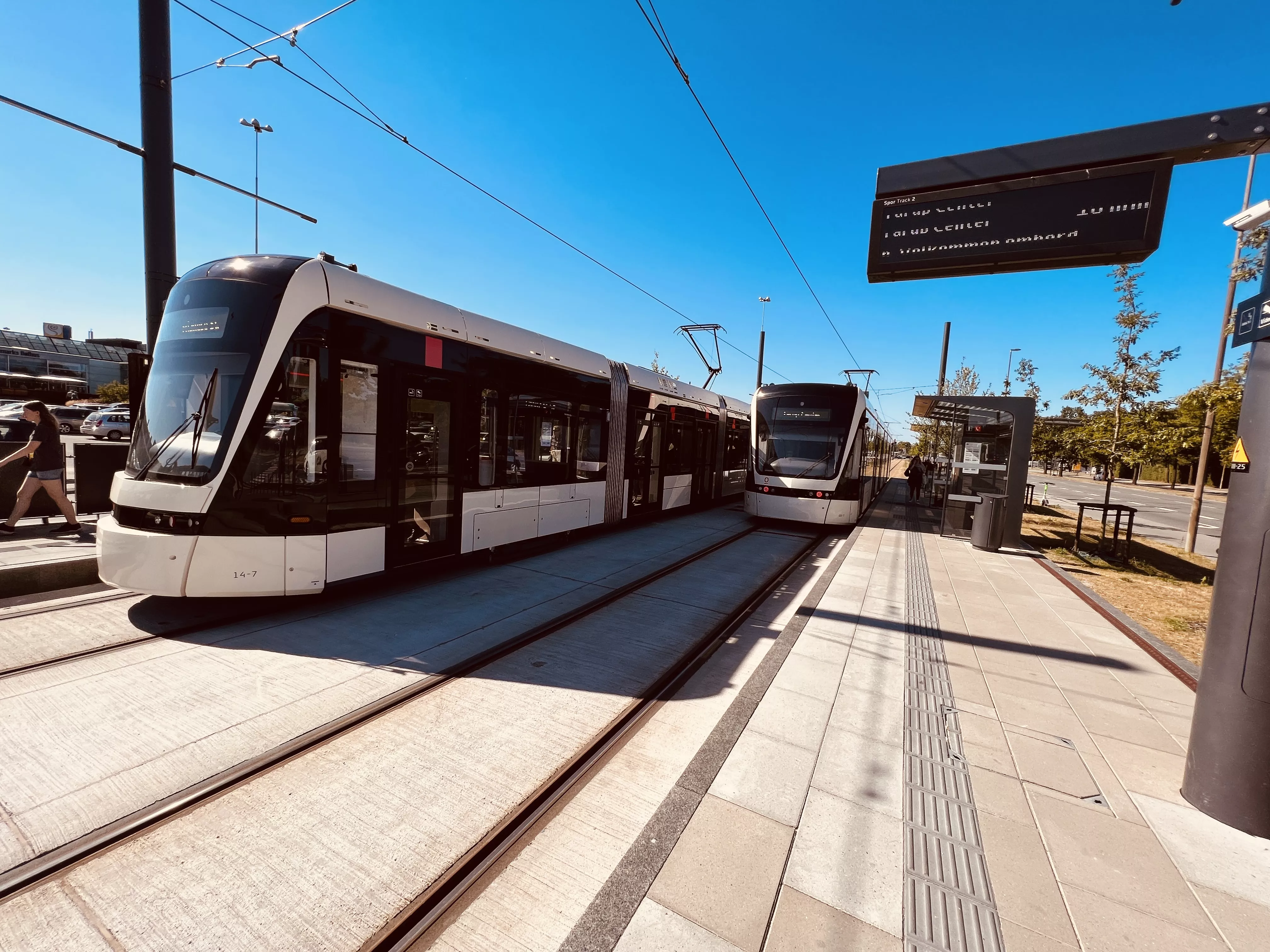 Billede af Odense Letbane togsæt 14 fotograferet ud for Rosengårdcentret Letbanestation. Billede af Odense Letbane togsæt 14 fotograferet ud for Rosengårdcentret Letbanestation.