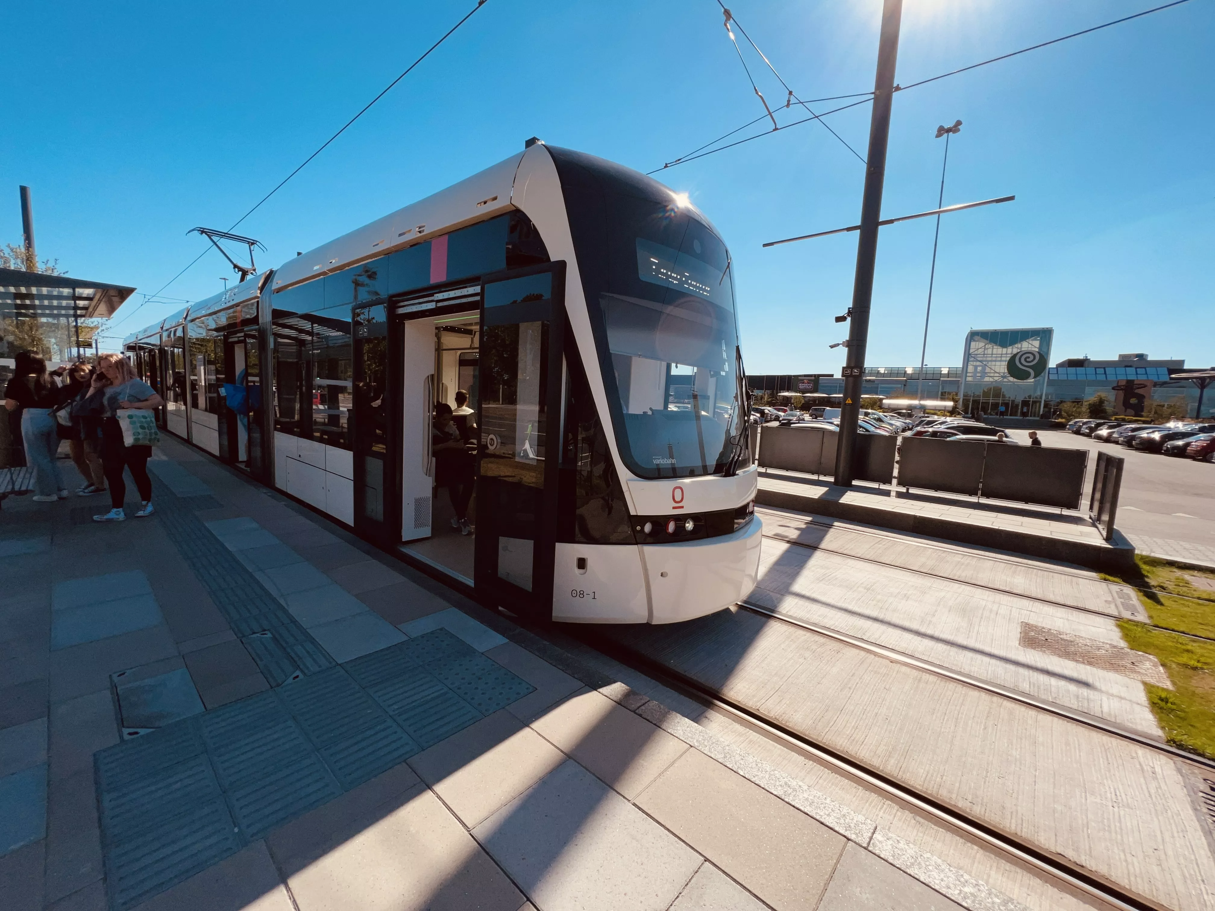 Billede af Odense Letbane togsæt 08 fotograferet ud for Rosengårdcentret Letbanestation. Billede af Odense Letbane togsæt 08 fotograferet ud for Rosengårdcentret Letbanestation.