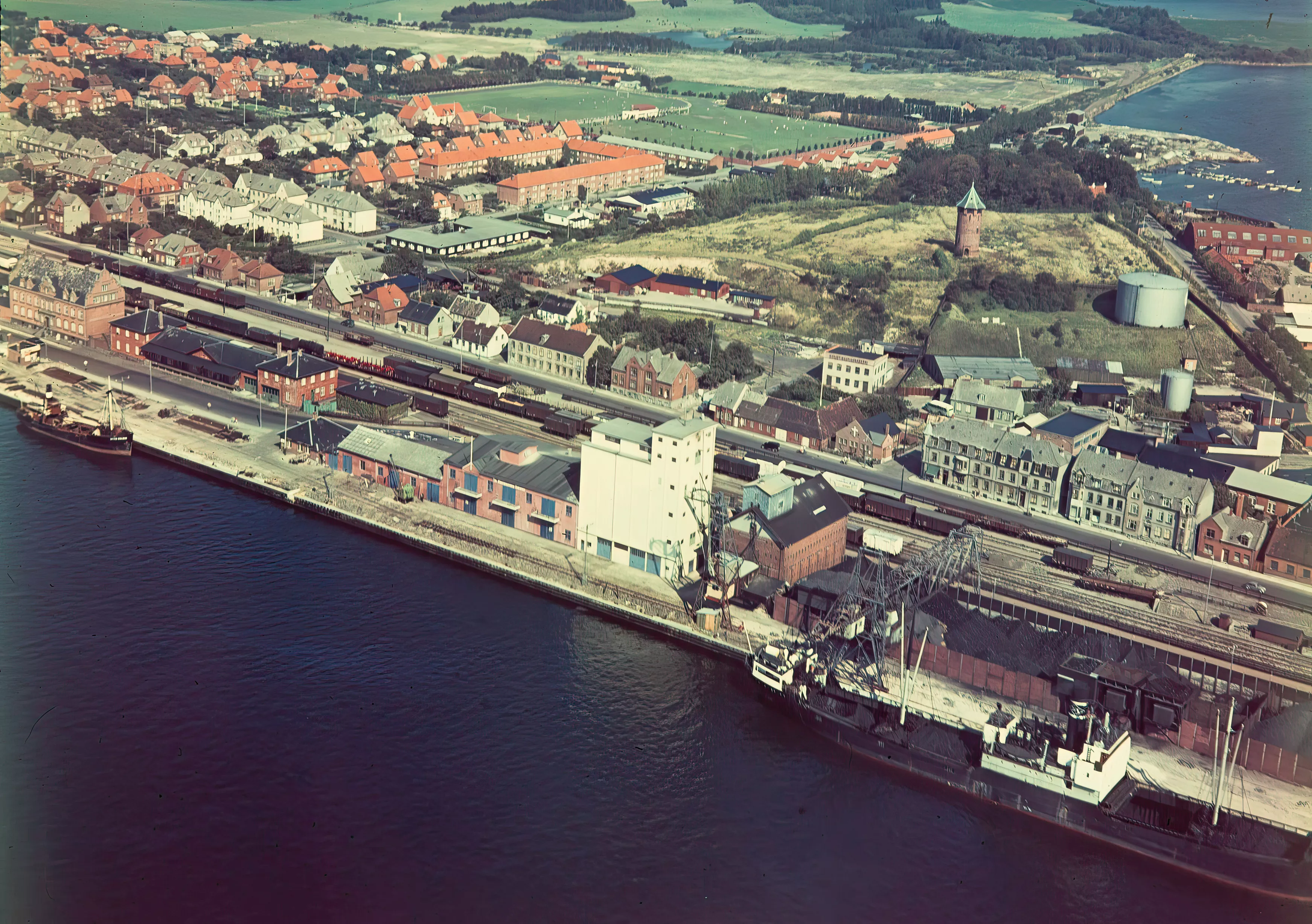 Billede af Korsør Station til venstre i billedet. Billede af Korsør Station til venstre i billedet.