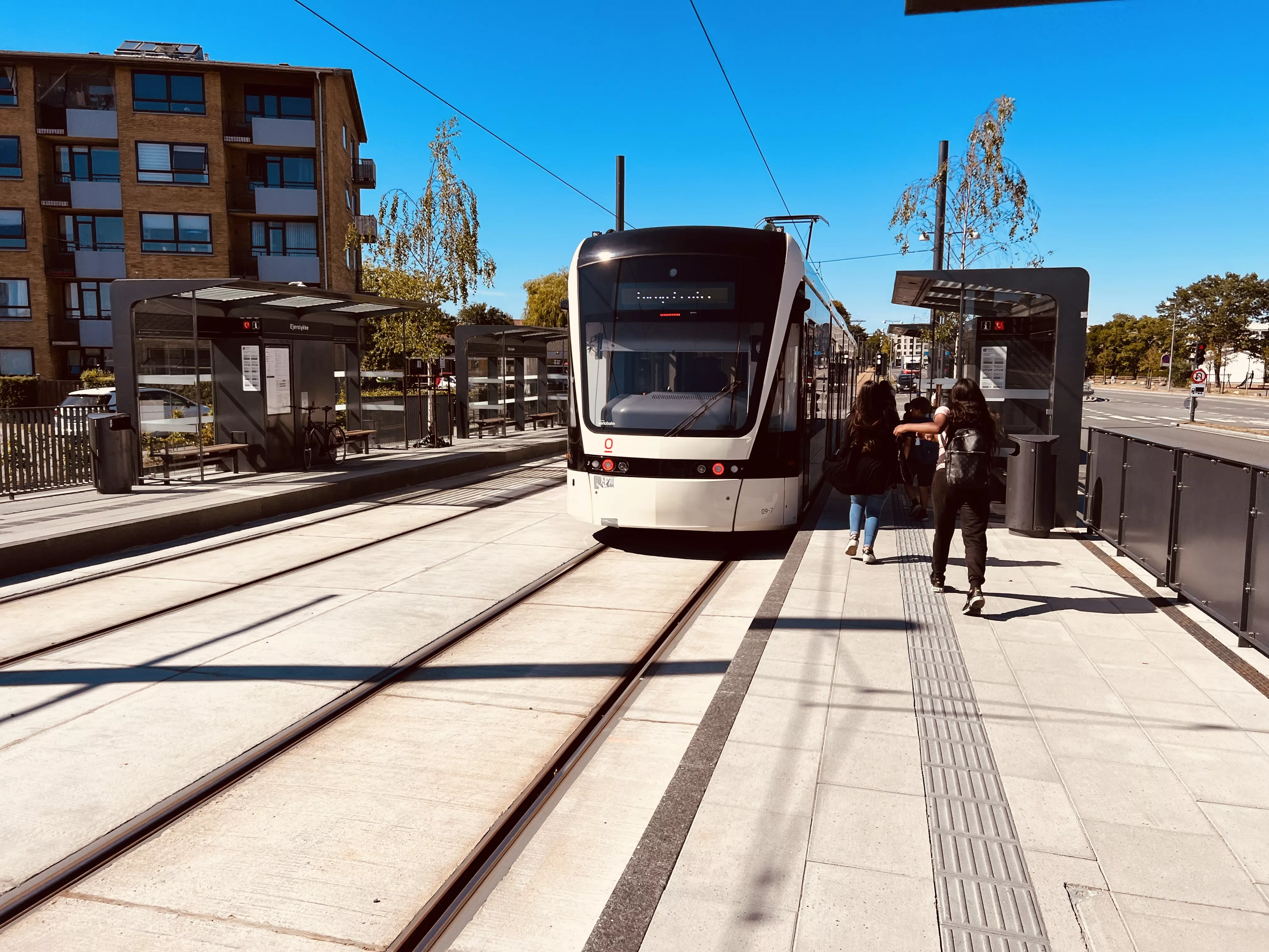 Billede af letbanetog ud for Ejerslykke Letbanestation. Billede af letbanetog ud for Ejerslykke Letbanestation.