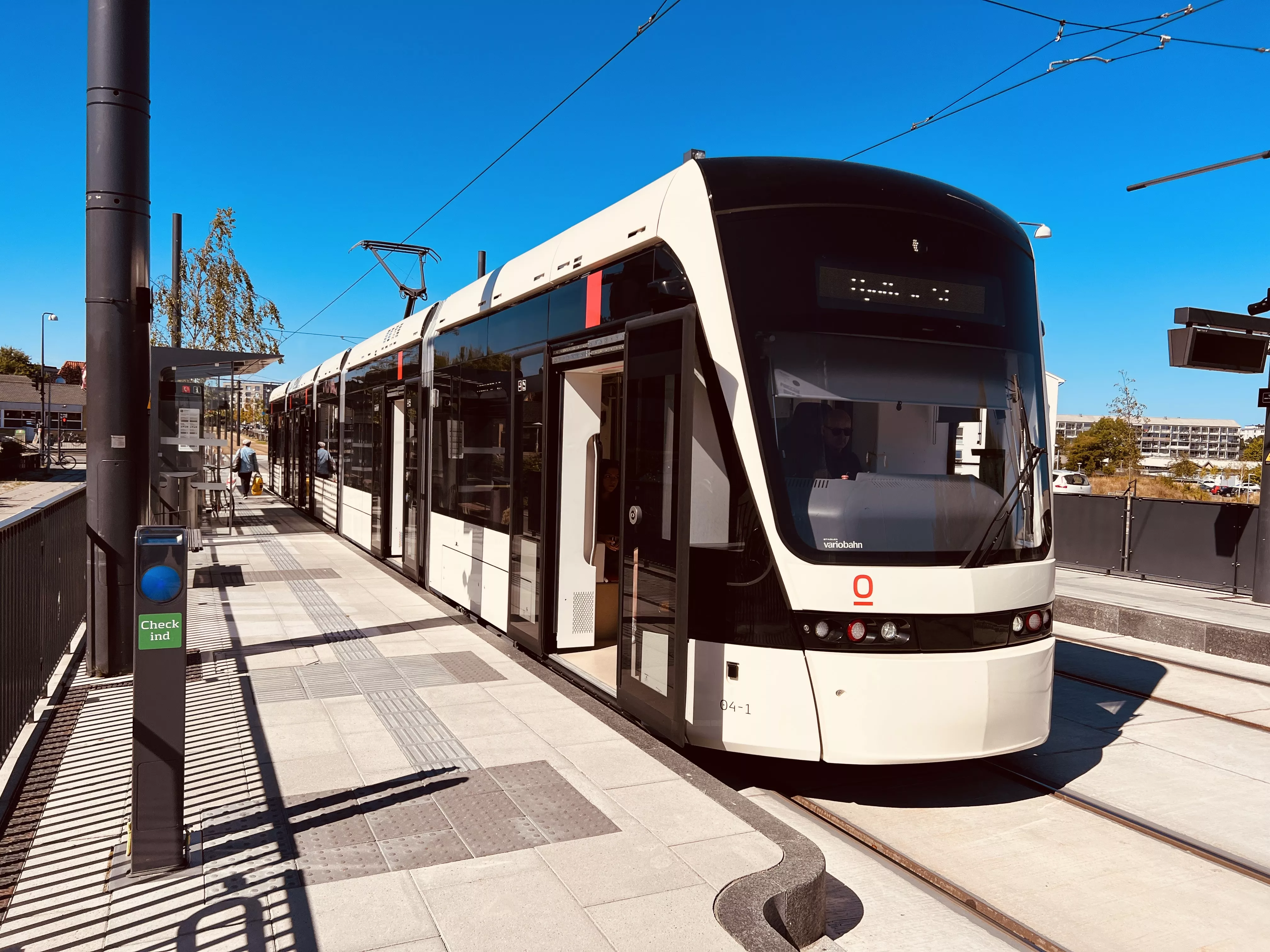 Billede af Odense Letbane togsæt 04 fotograferet ud for Ejerslykke Letbanestation. Billede af Odense Letbane togsæt 04 fotograferet ud for Ejerslykke Letbanestation.