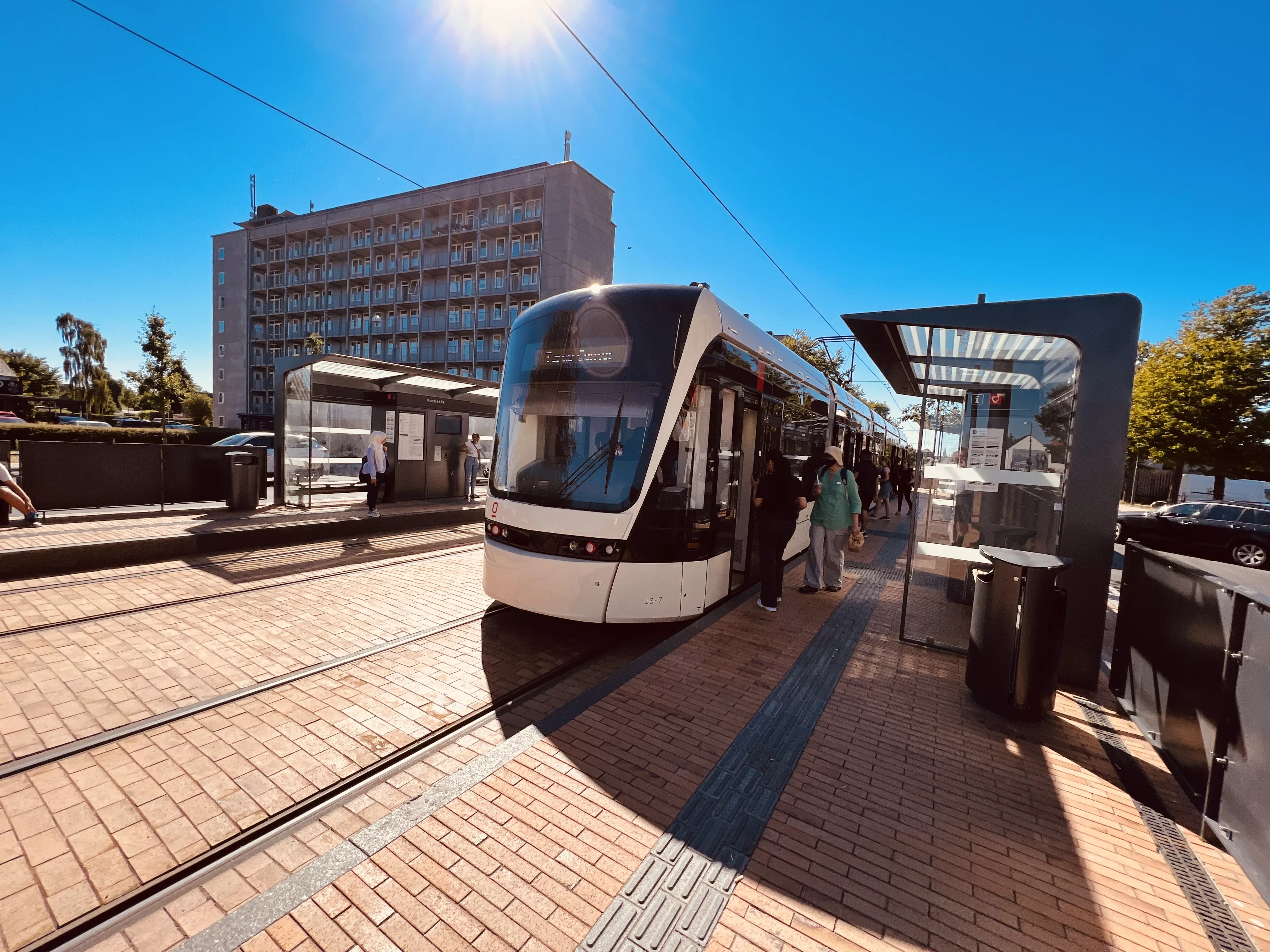 Billede af letbanetog ud for Korsløkke Letbanestation. Billede af letbanetog ud for Korsløkke Letbanestation.