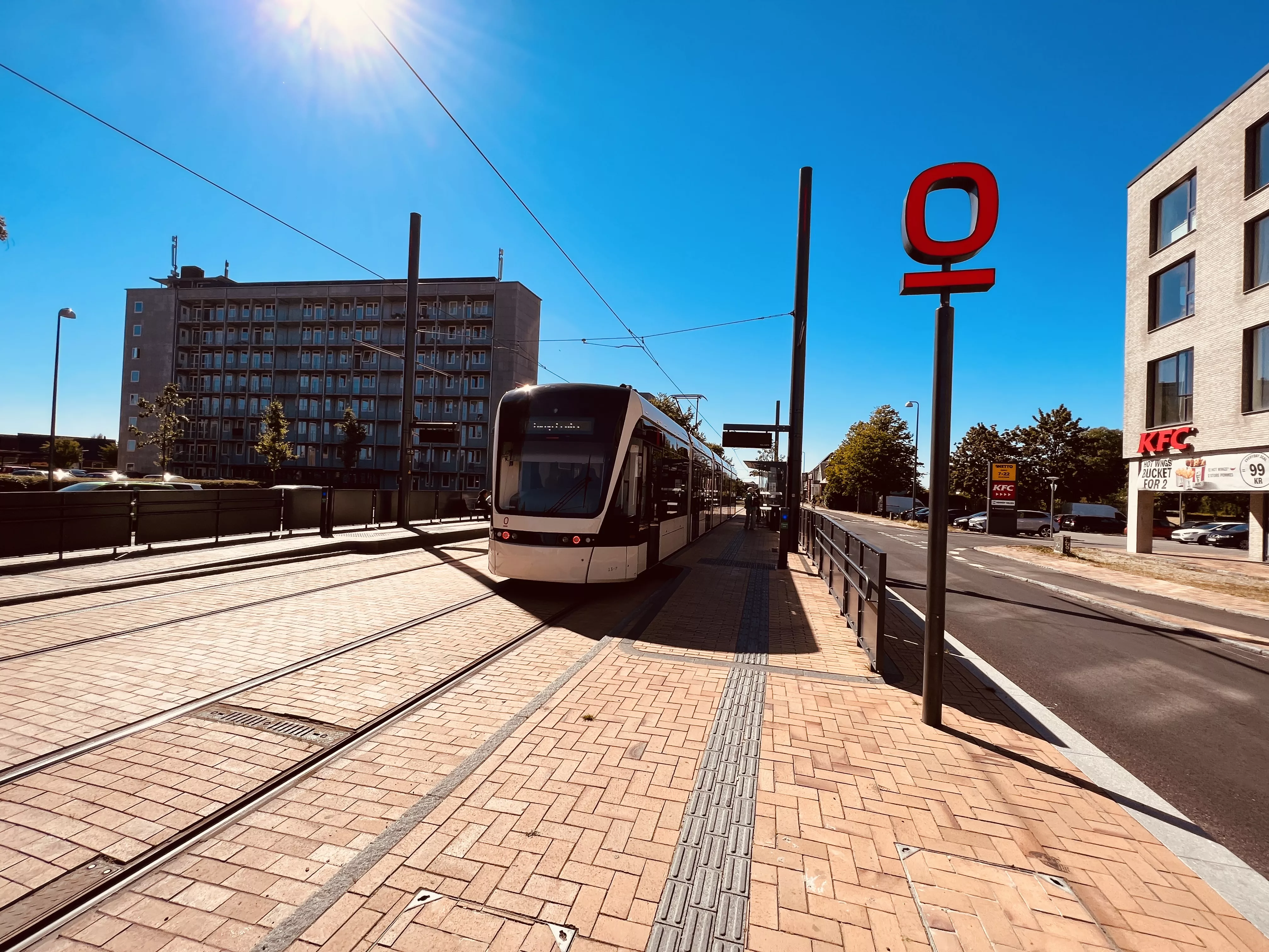 Billede af letbanetog ud for Korsløkke Letbanestation.