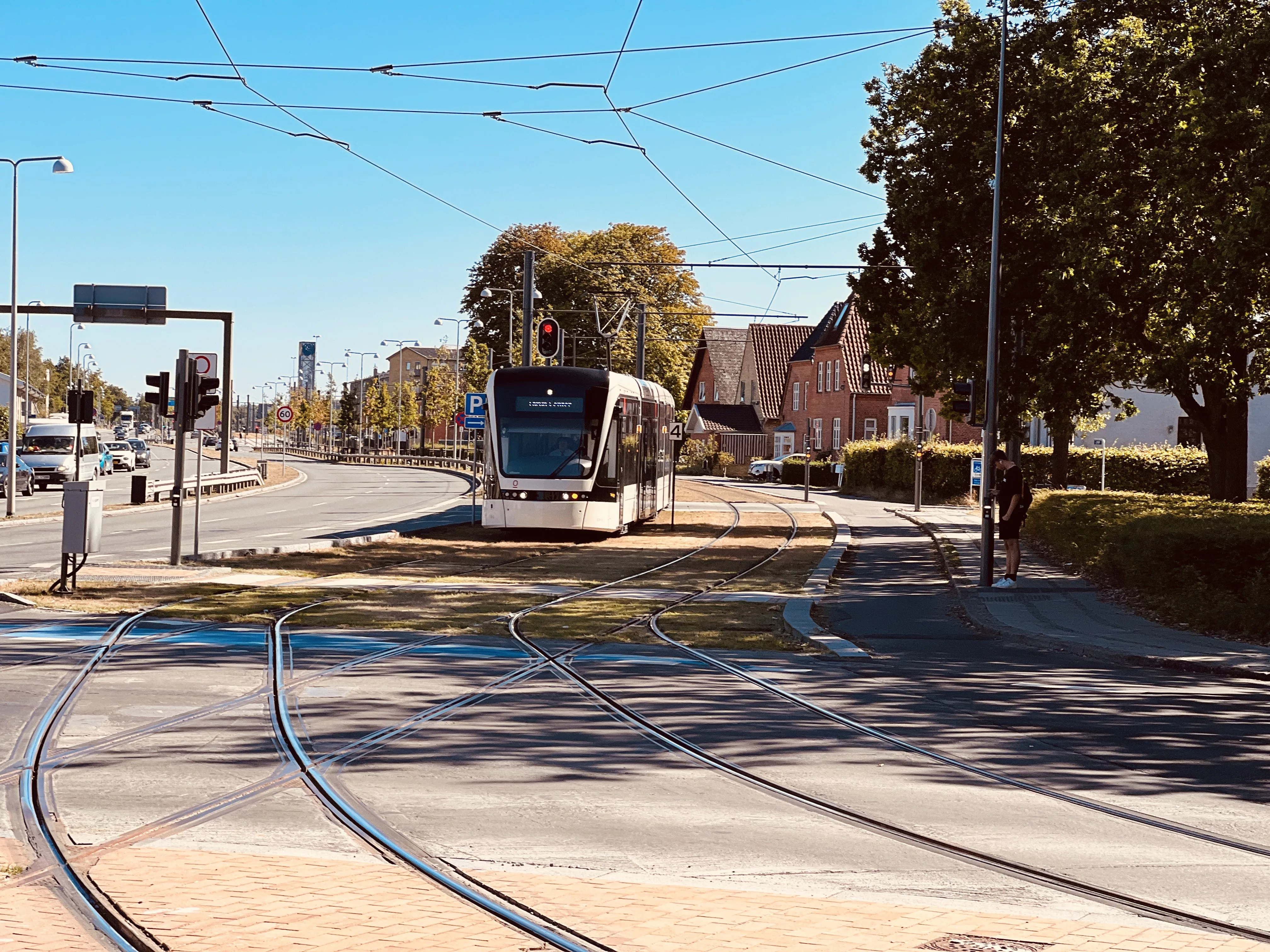 Billede af letbanetog ud for Korsløkke Letbanestation. Billede af letbanetog ud for Korsløkke Letbanestation.