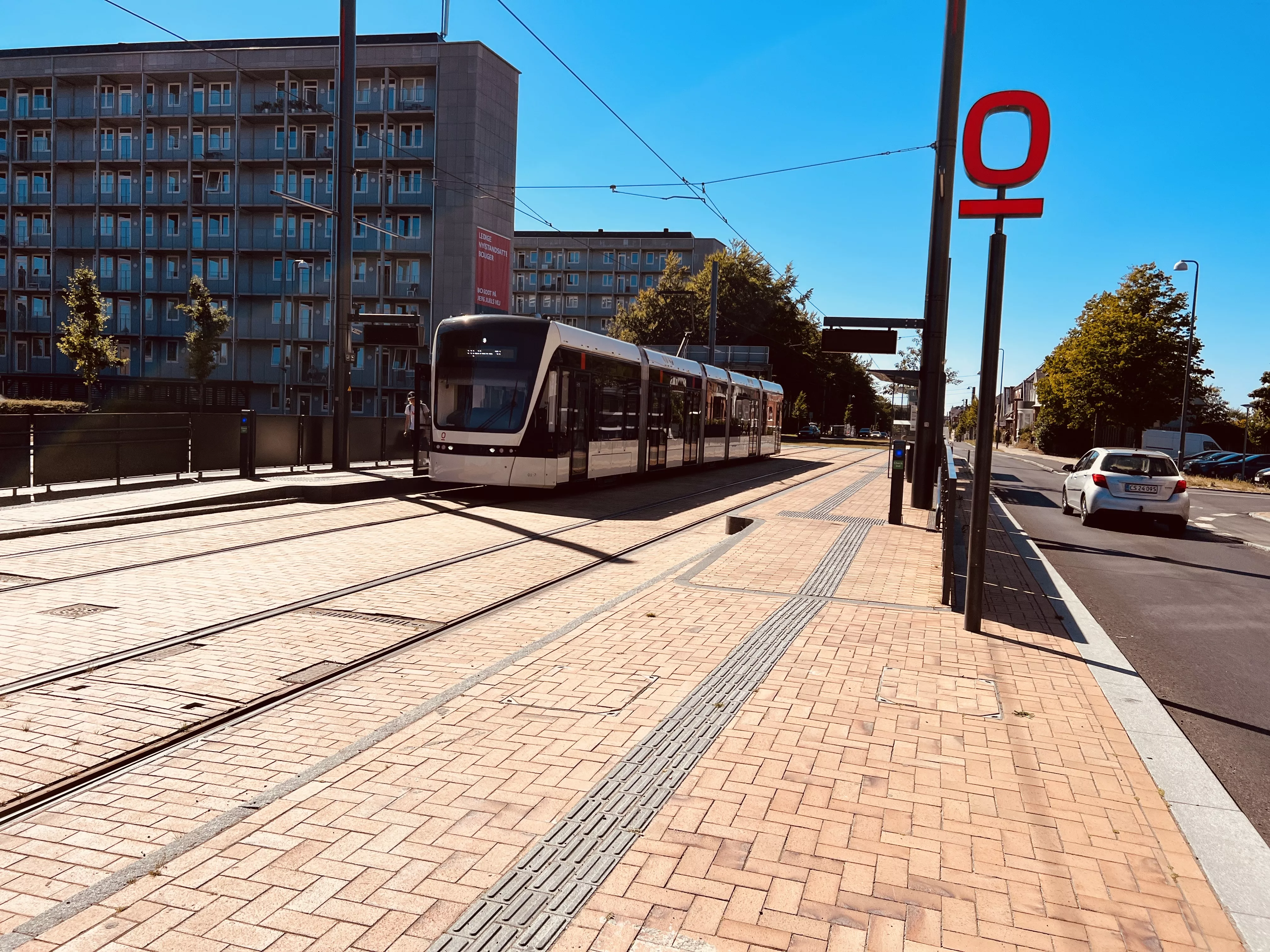Billede af letbanetog ud for Korsløkke Letbanestation. Billede af letbanetog ud for Korsløkke Letbanestation.