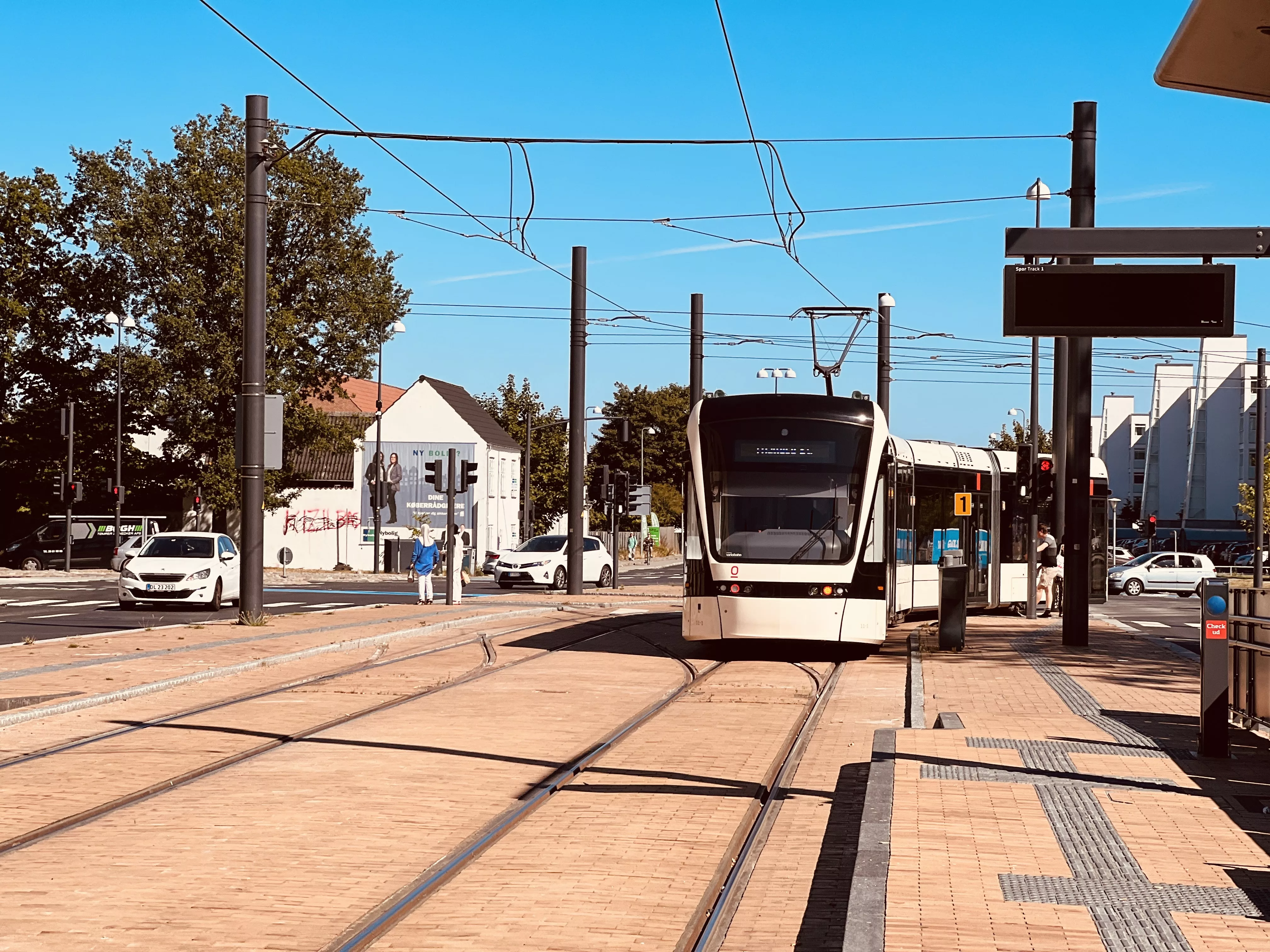 Billede af letbanetog ud for Korsløkke Letbanestation. Billede af letbanetog ud for Korsløkke Letbanestation.