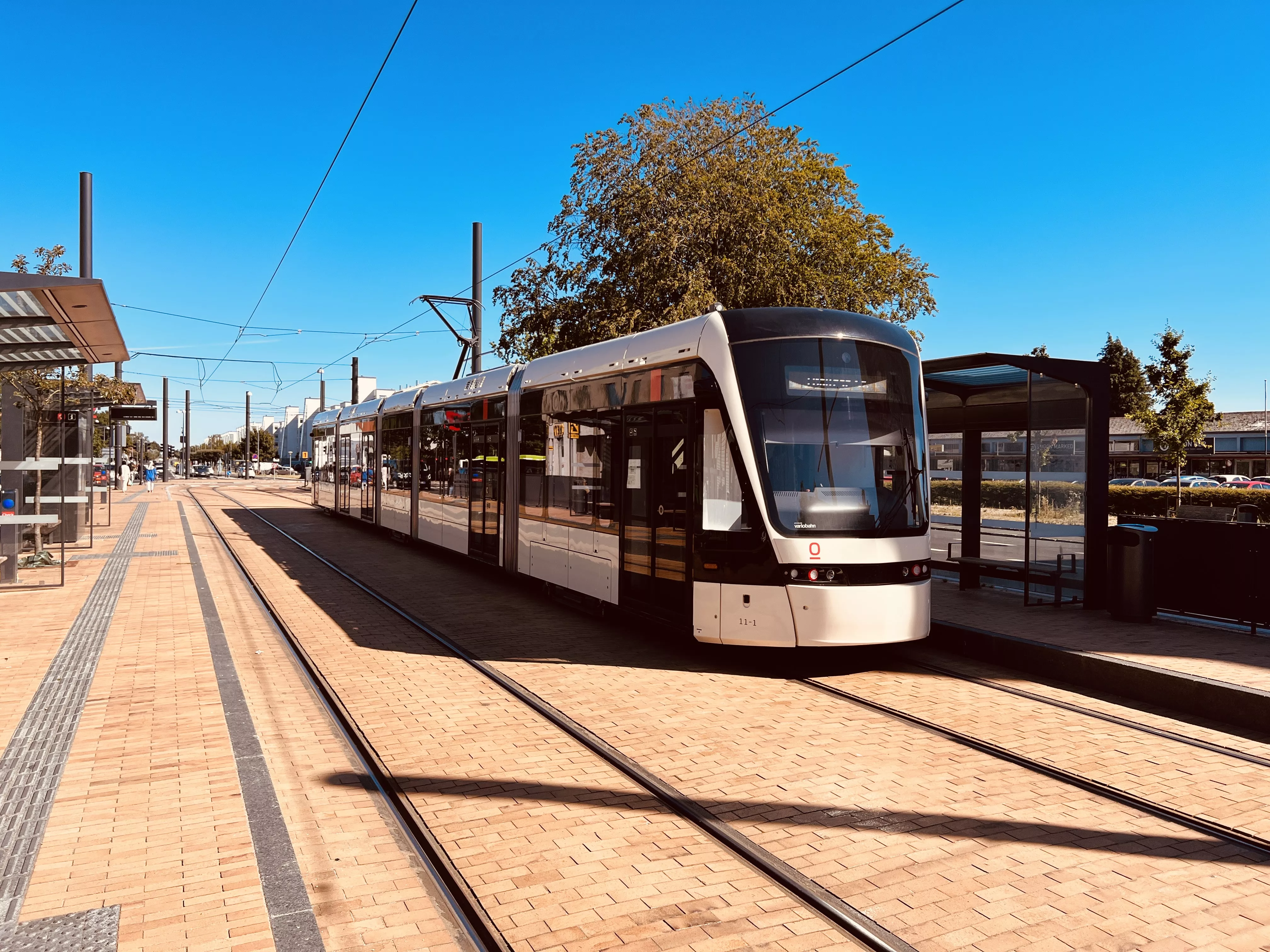 Billede af Odense Letbane togsæt 11 fotograferet ud for Korsløkke Letbanestation. Billede af Odense Letbane togsæt 11 fotograferet ud for Korsløkke Letbanestation.