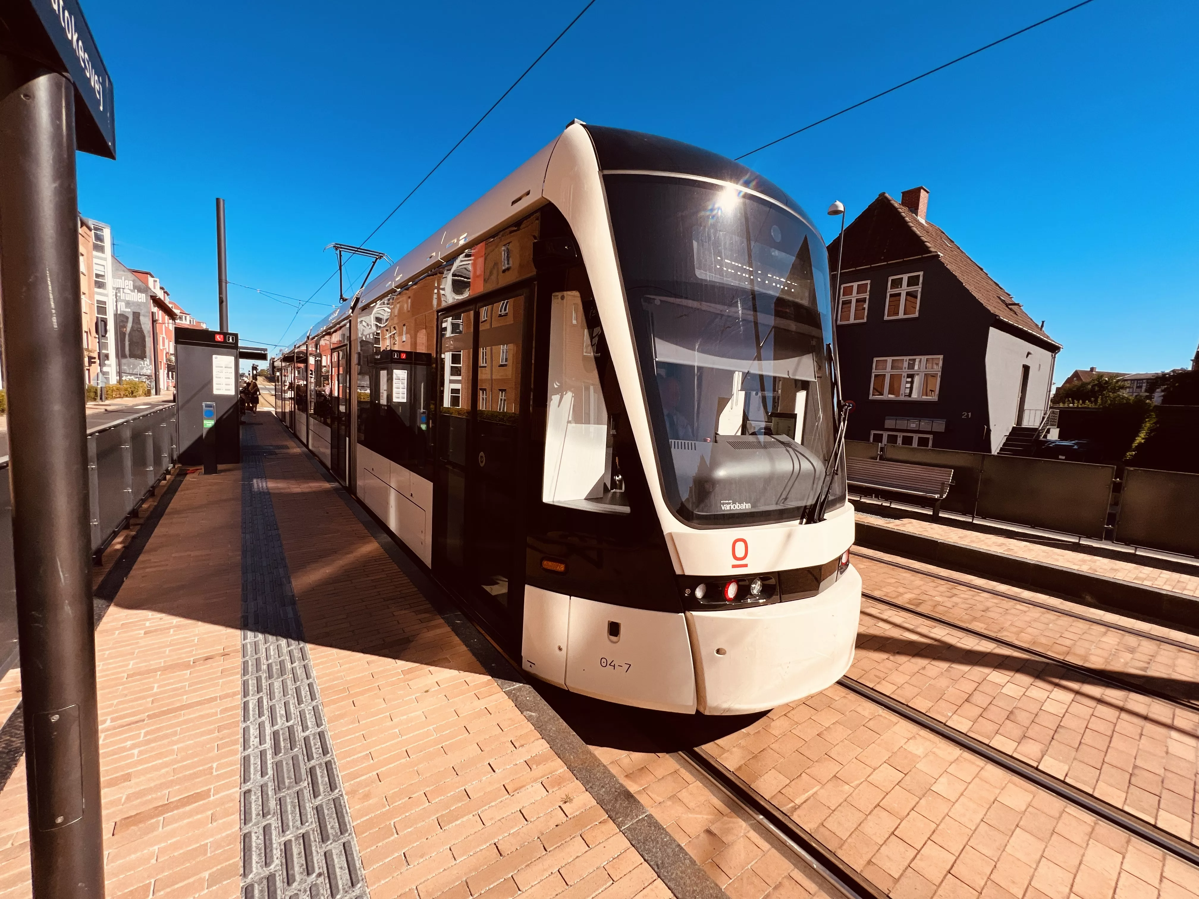 Billede af Odense Letbane togsæt 04 fotograferet ud for Palnatokesvej Letbanestation. Billede af Odense Letbane togsæt 04 fotograferet ud for Palnatokesvej Letbanestation.