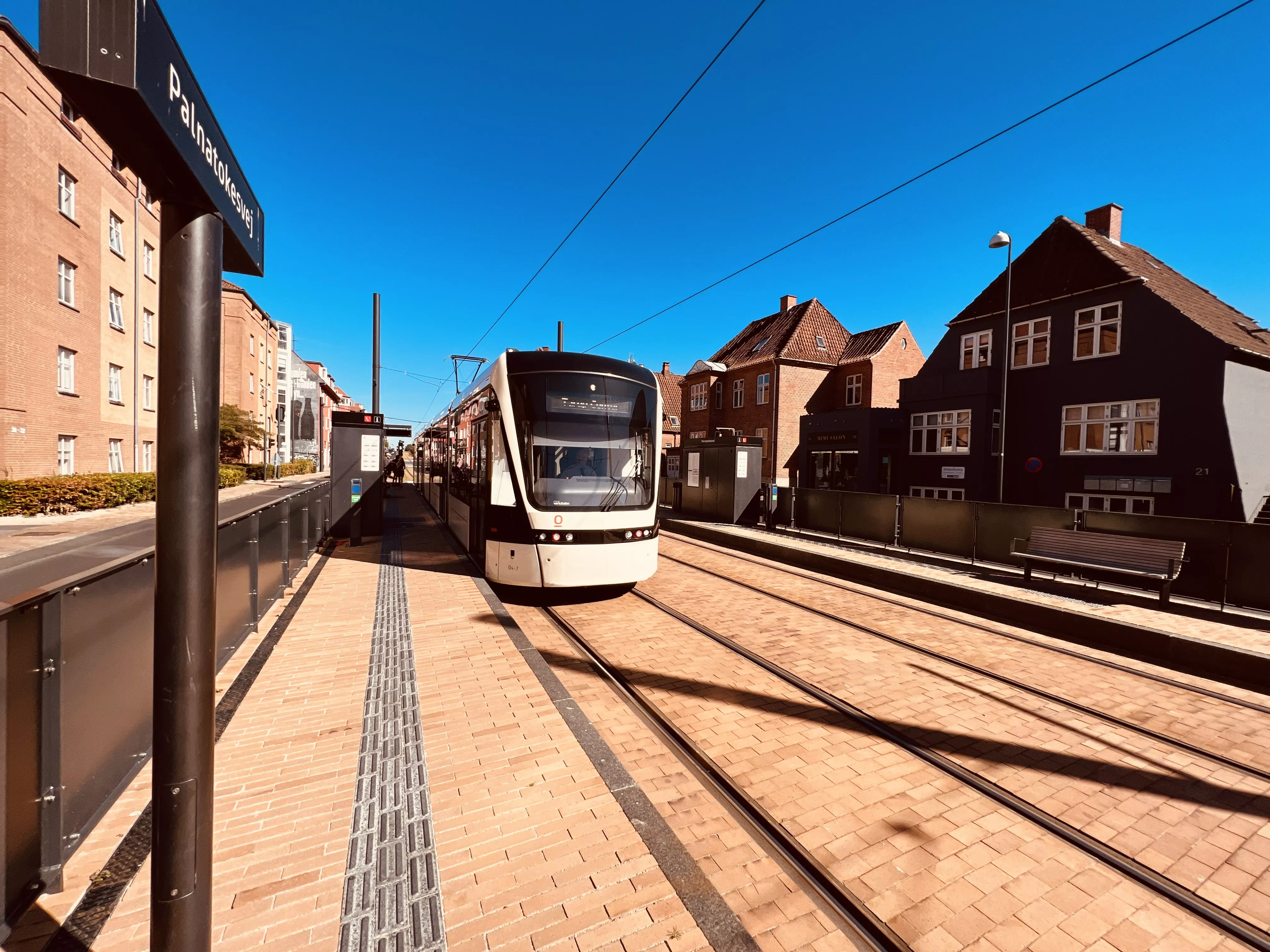 Billede af letbanetog ud for Palnatokesvej Letbanestation. Billede af letbanetog ud for Palnatokesvej Letbanestation.