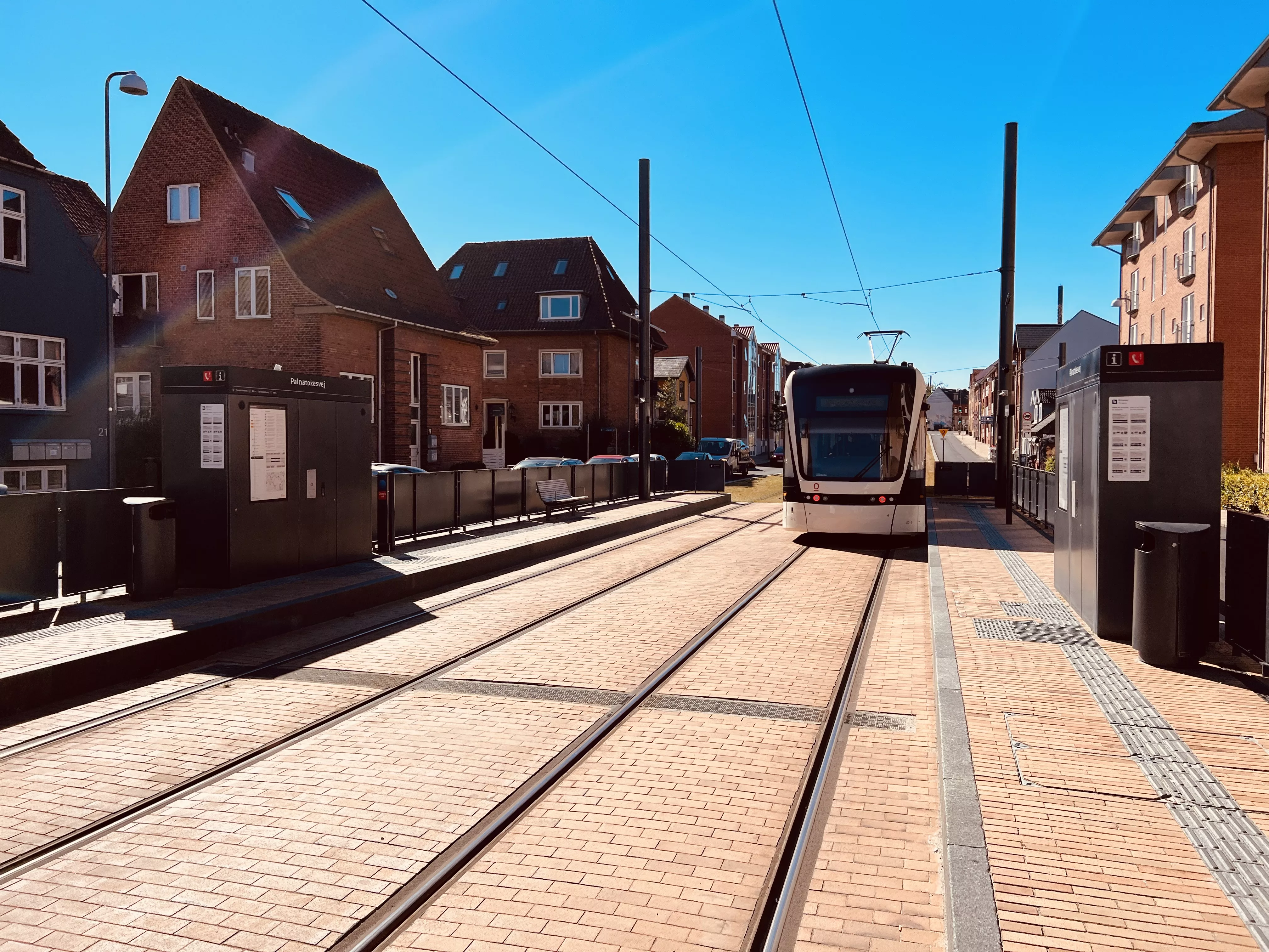 Billede af letbanetog ud for Palnatokesvej Letbanestation. Billede af letbanetog ud for Palnatokesvej Letbanestation.