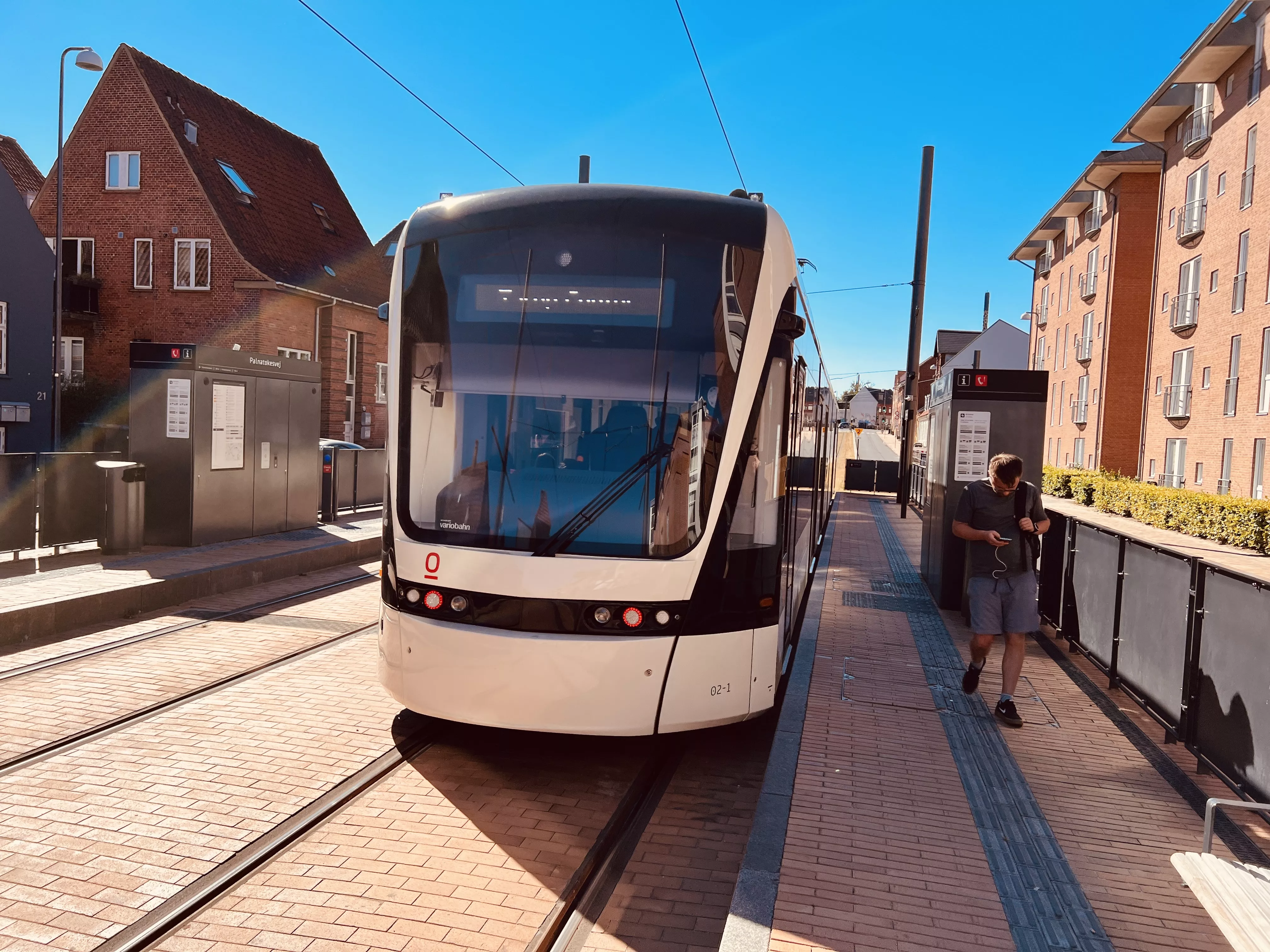 Billede af Odense Letbane togsæt 02 fotograferet ud for Palnatokesvej Letbanestation. Billede af Odense Letbane togsæt 02 fotograferet ud for Palnatokesvej Letbanestation.