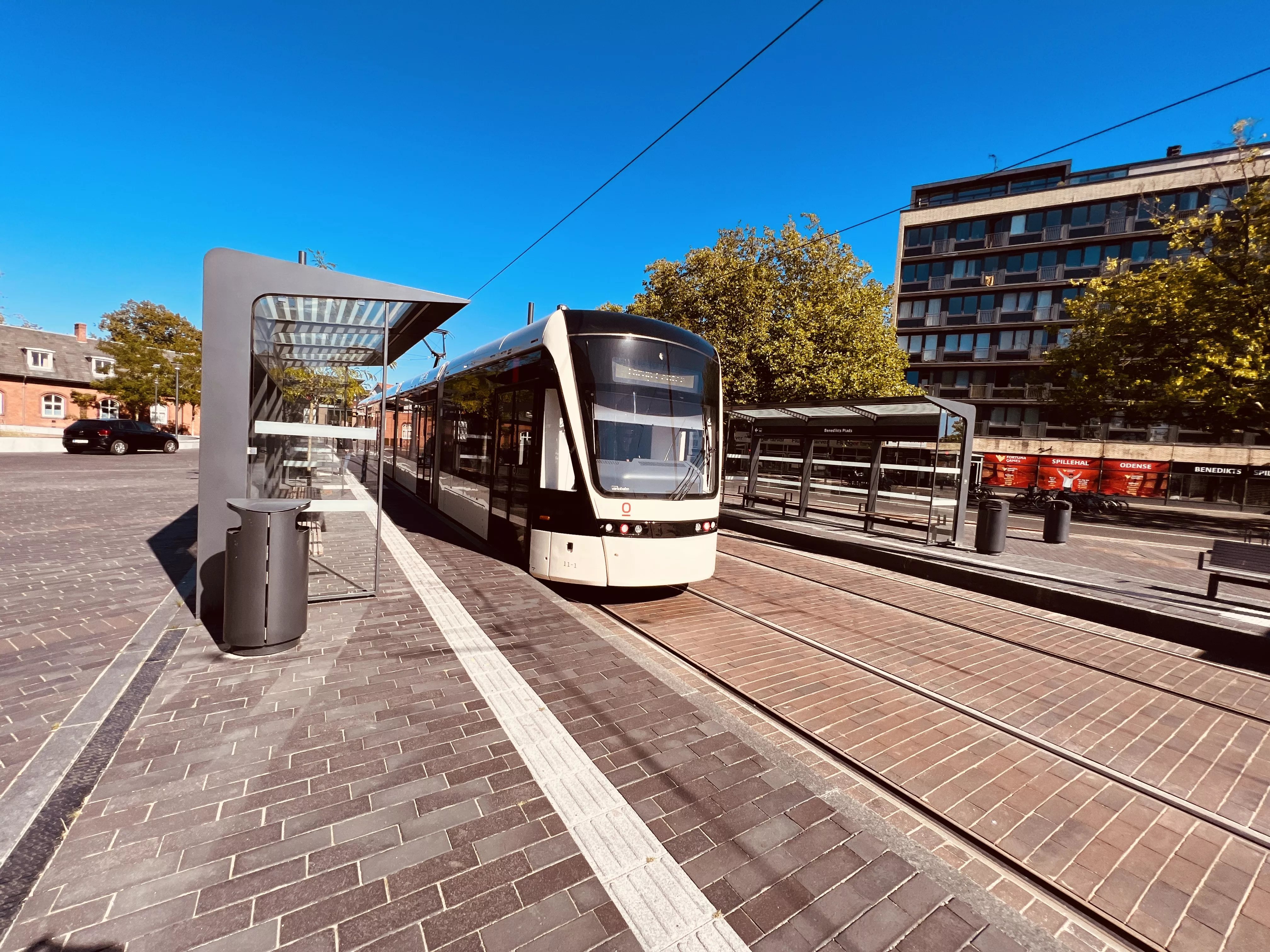 Billede af Odense Letbane togsæt 11 fotograferet ud for Benedikts Plads Letbanestation. Billede af Odense Letbane togsæt 11 fotograferet ud for Benedikts Plads Letbanestation.