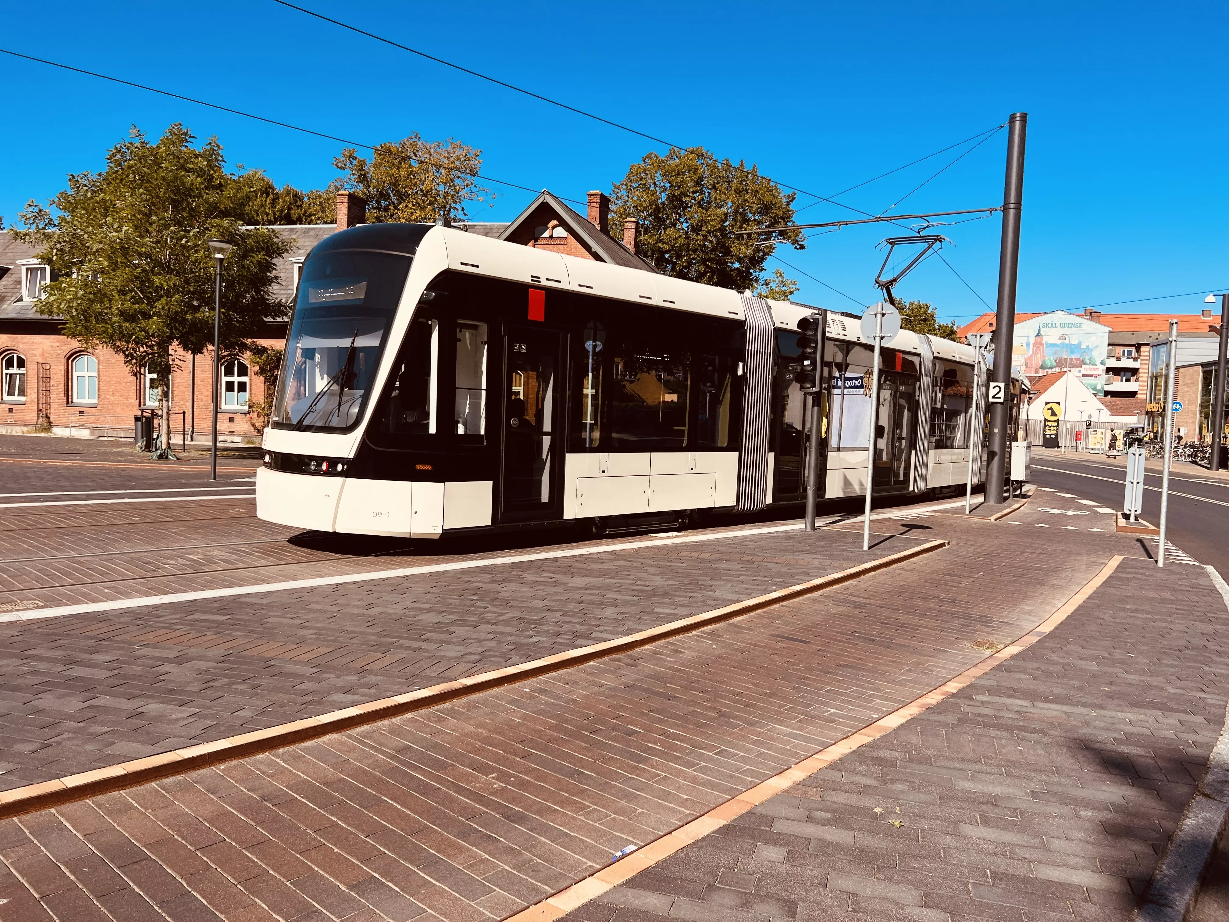 Billede af Odense Letbane togsæt 09 fotograferet ud for Benedikts Plads Letbanestation. Billede af Odense Letbane togsæt 09 fotograferet ud for Benedikts Plads Letbanestation.