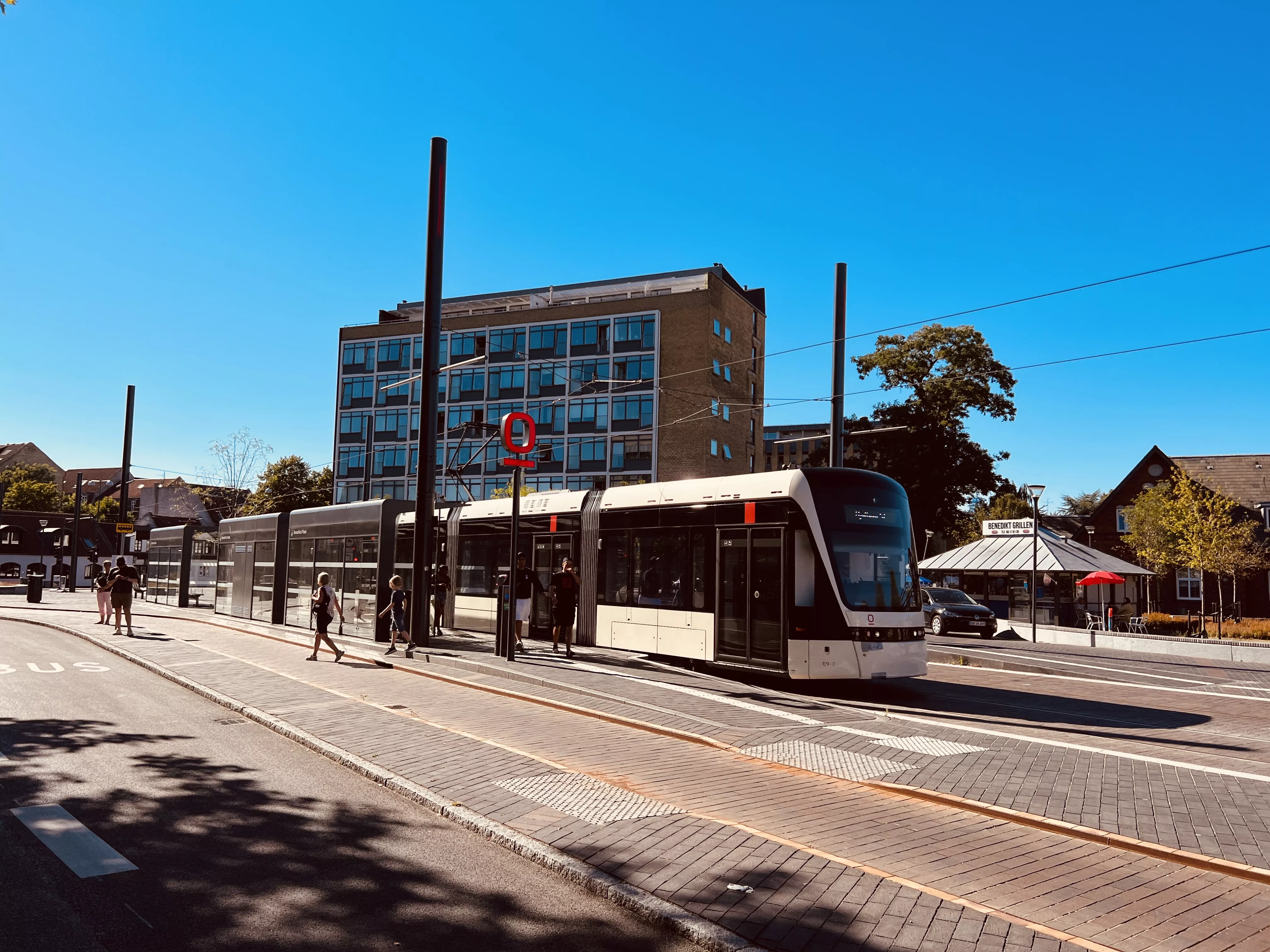 Billede af Odense Letbane togsæt 09 fotograferet ud for Benedikts Plads Letbanestation. Billede af Odense Letbane togsæt 09 fotograferet ud for Benedikts Plads Letbanestation.