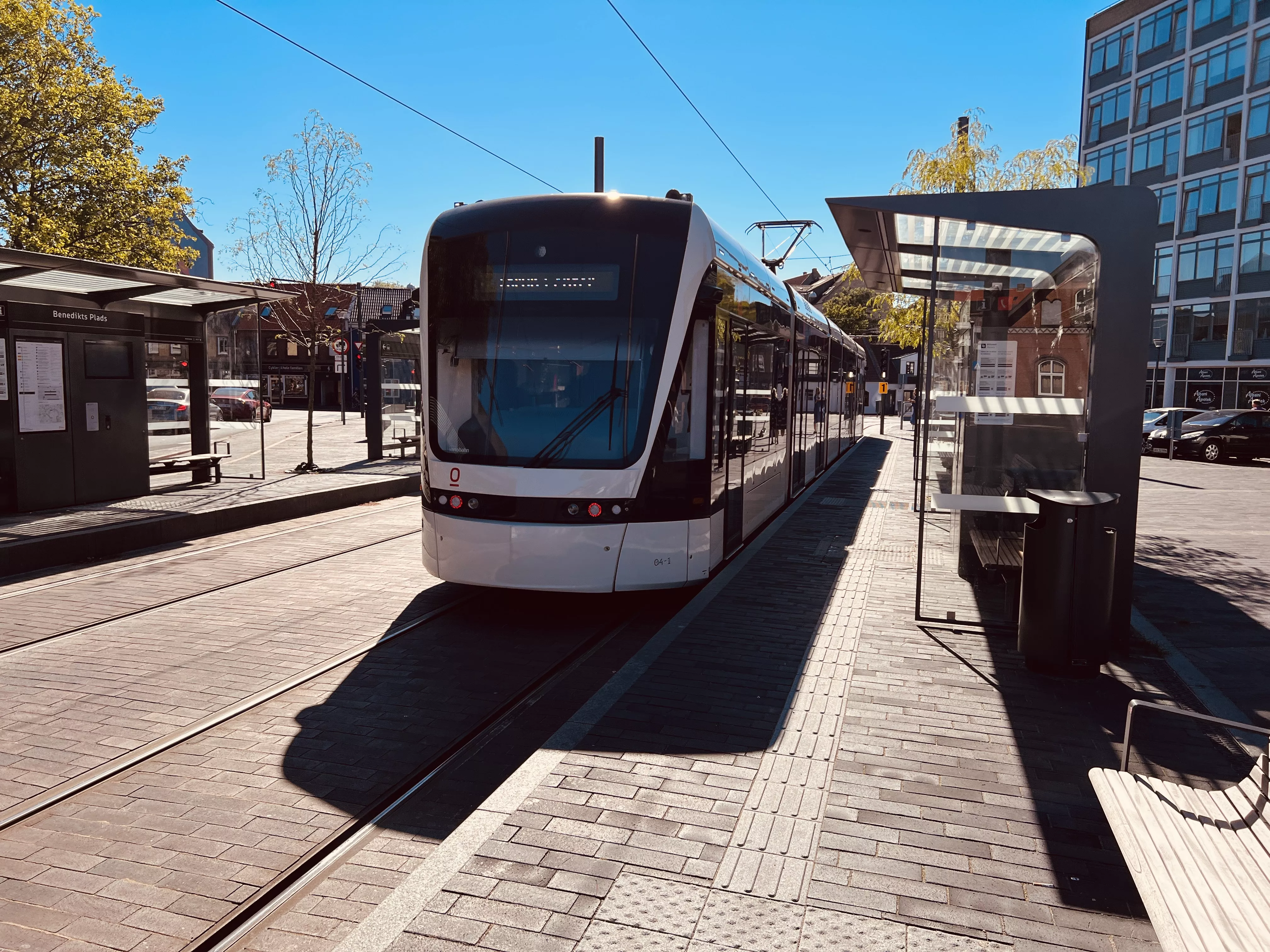 Billede af Odense Letbane togsæt 04 fotograferet ud for Benedikts Plads Letbanestation. Billede af Odense Letbane togsæt 04 fotograferet ud for Benedikts Plads Letbanestation.