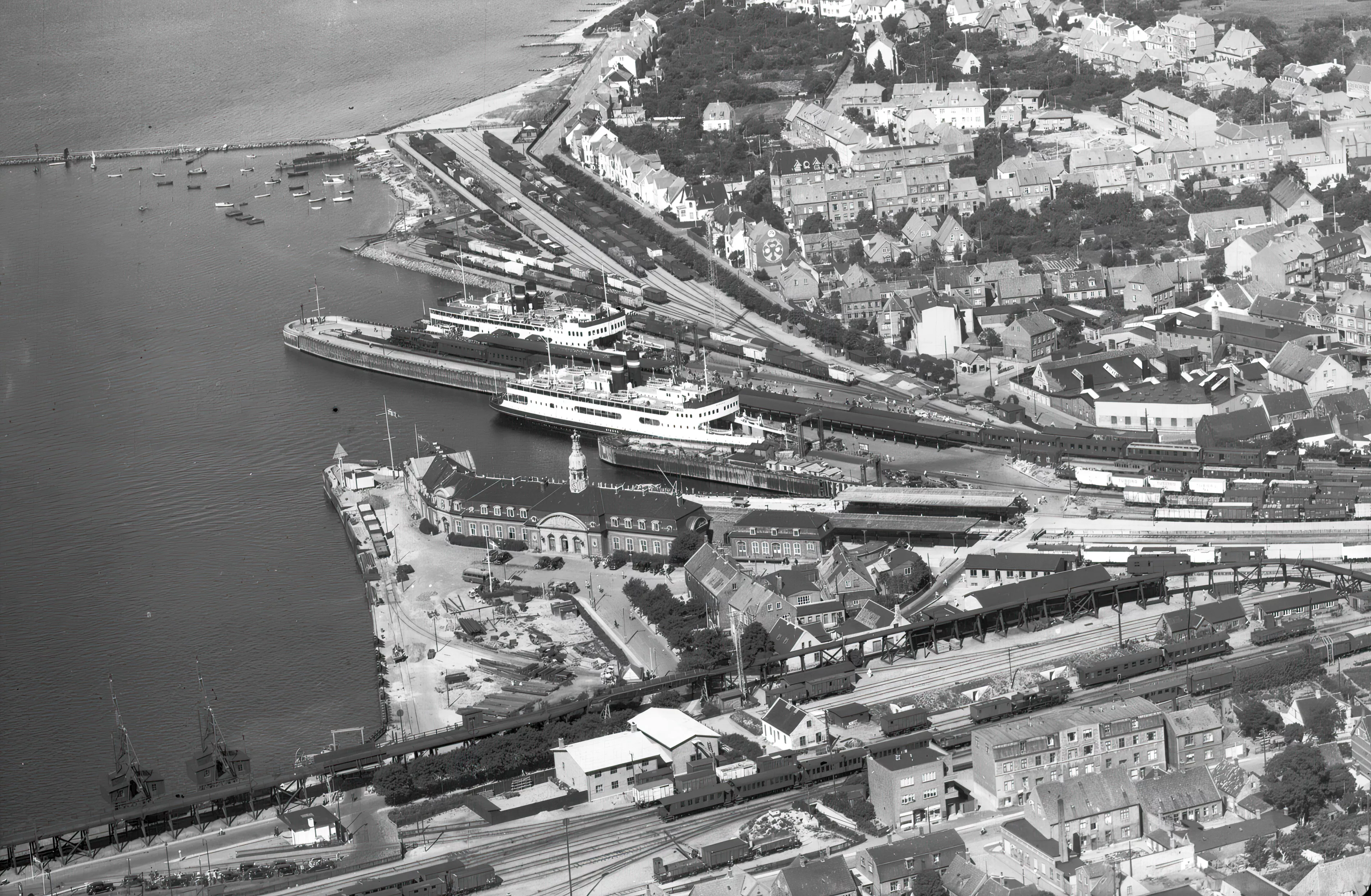 Billede af Korsør Station med færgen "Nyborg" i havn. Billede af Korsør Station med færgen "Nyborg" i havn.