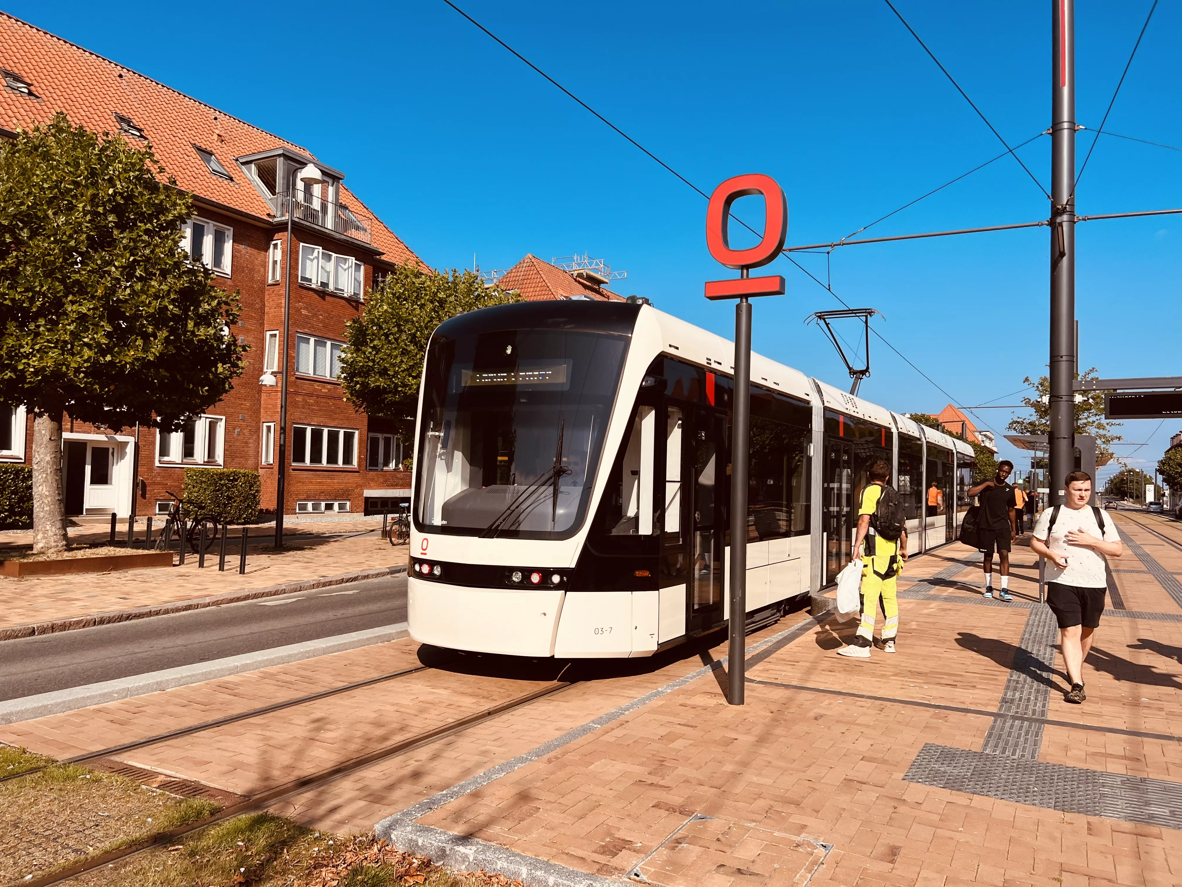 Billede af letbanetog ud for Bolbro Letbanestation. Billede af letbanetog ud for Bolbro Letbanestation.