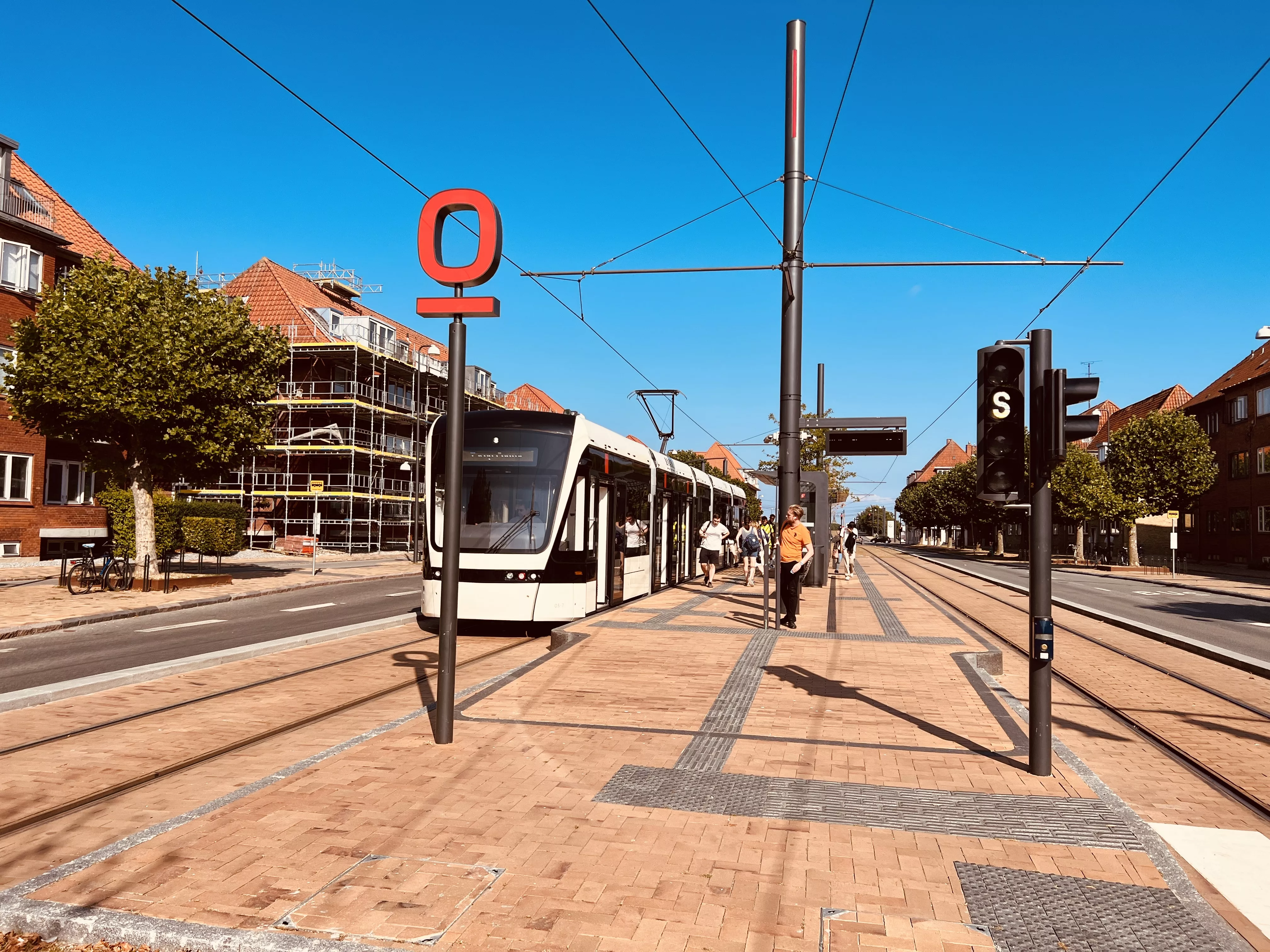 Billede af letbanetog ud for Bolbro Letbanestation. Billede af letbanetog ud for Bolbro Letbanestation.