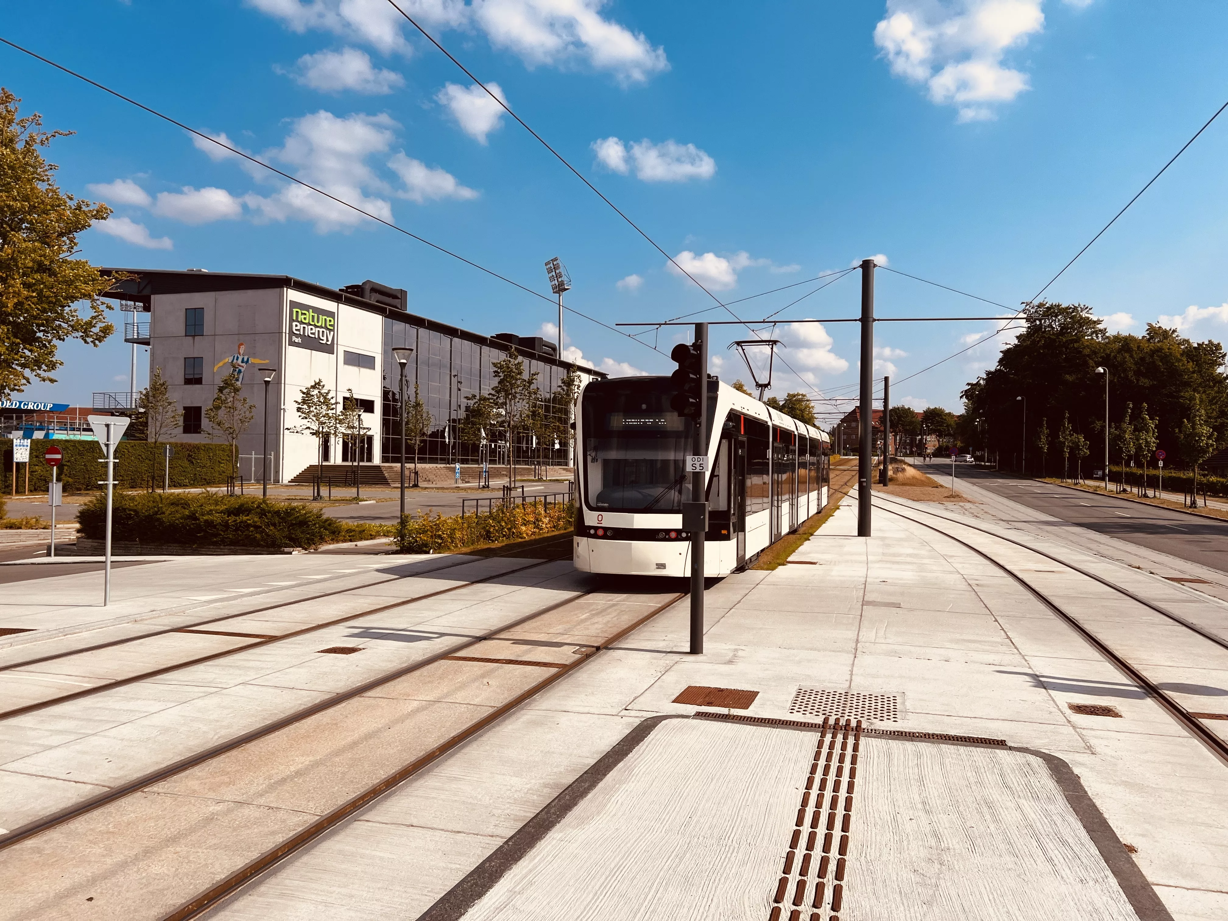 Billede af letbanetog ud for Idrætsparken Letbanestation.