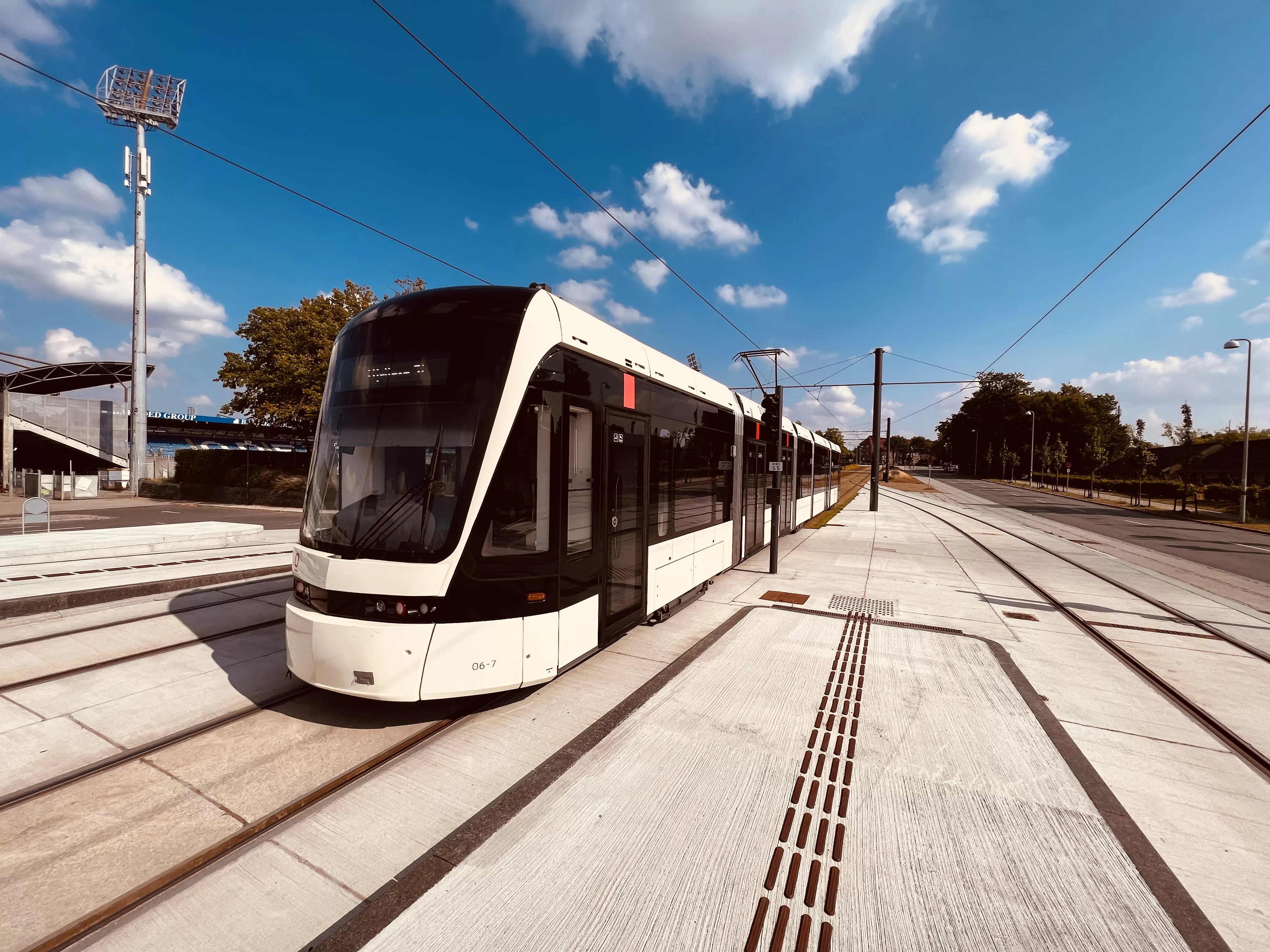 Billede af Odense Letbane togsæt 06 fotograferet ud for Idrætsparken Letbanestation. Billede af Odense Letbane togsæt 06 fotograferet ud for Idrætsparken Letbanestation.