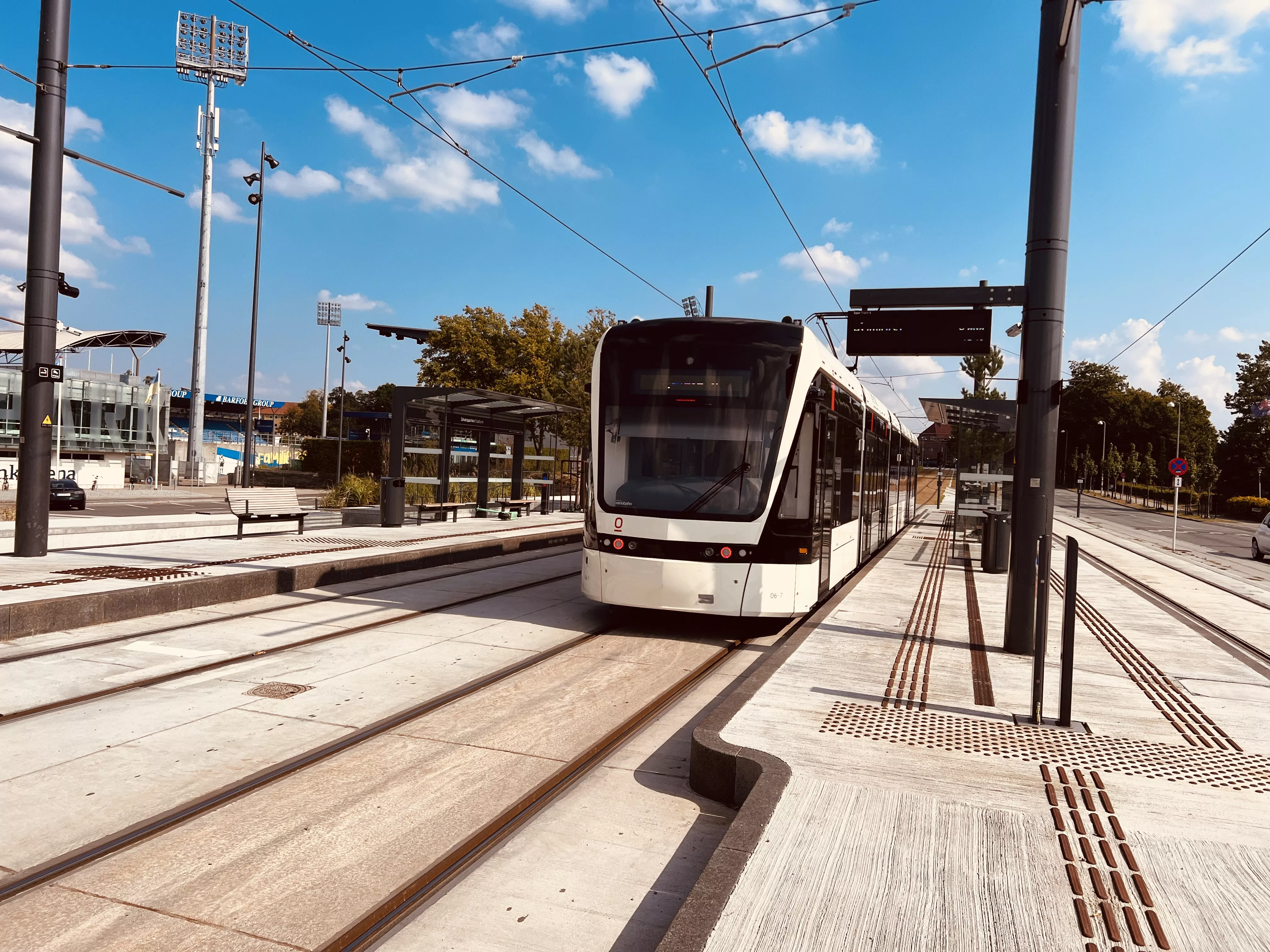Billede af Odense Letbane togsæt 06 fotograferet ud for Idrætsparken Letbanestation. Billede af Odense Letbane togsæt 06 fotograferet ud for Idrætsparken Letbanestation.
