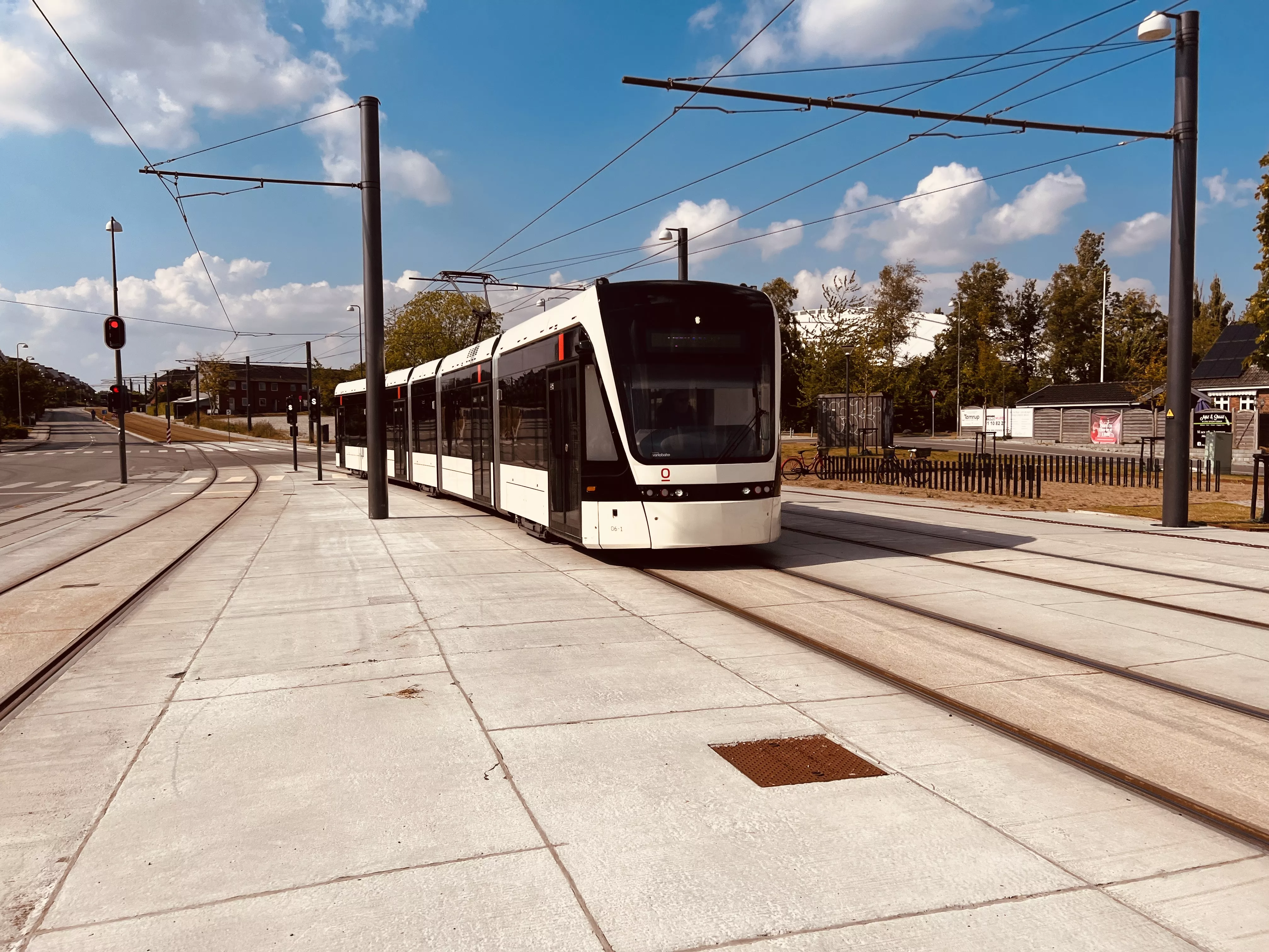 Billede af Odense Letbane togsæt 06 fotograferet ud for Idrætsparken Letbanestation. Billede af Odense Letbane togsæt 06 fotograferet ud for Idrætsparken Letbanestation.
