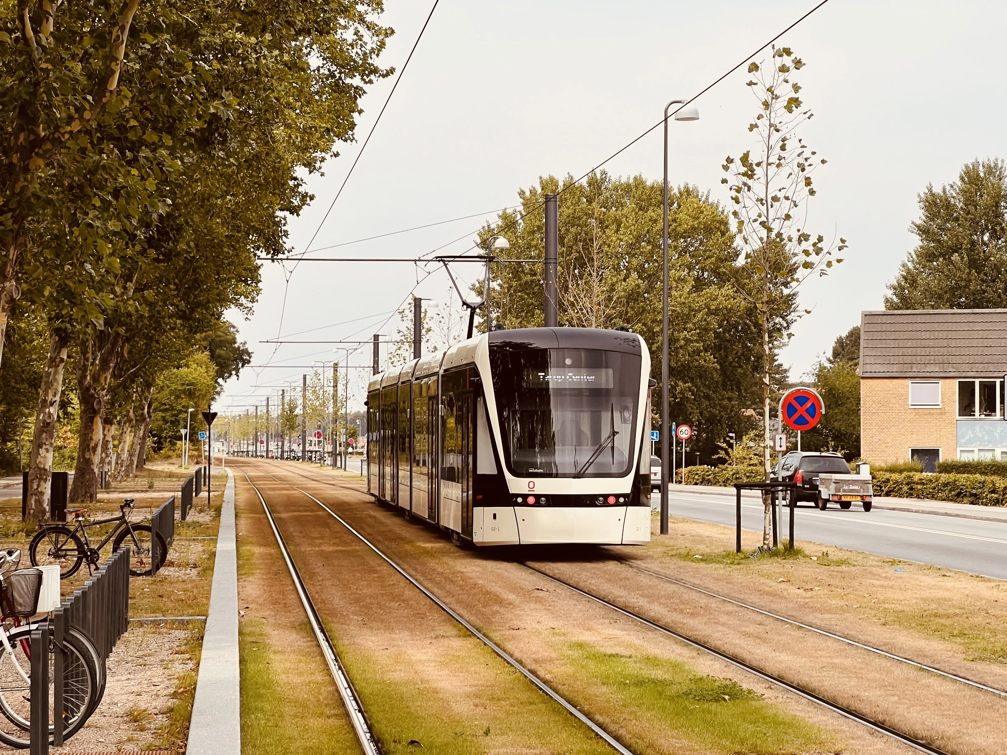 Billede af Odense Letbane togsæt 02 fotograferet ud for Højstrup Letbanestation.