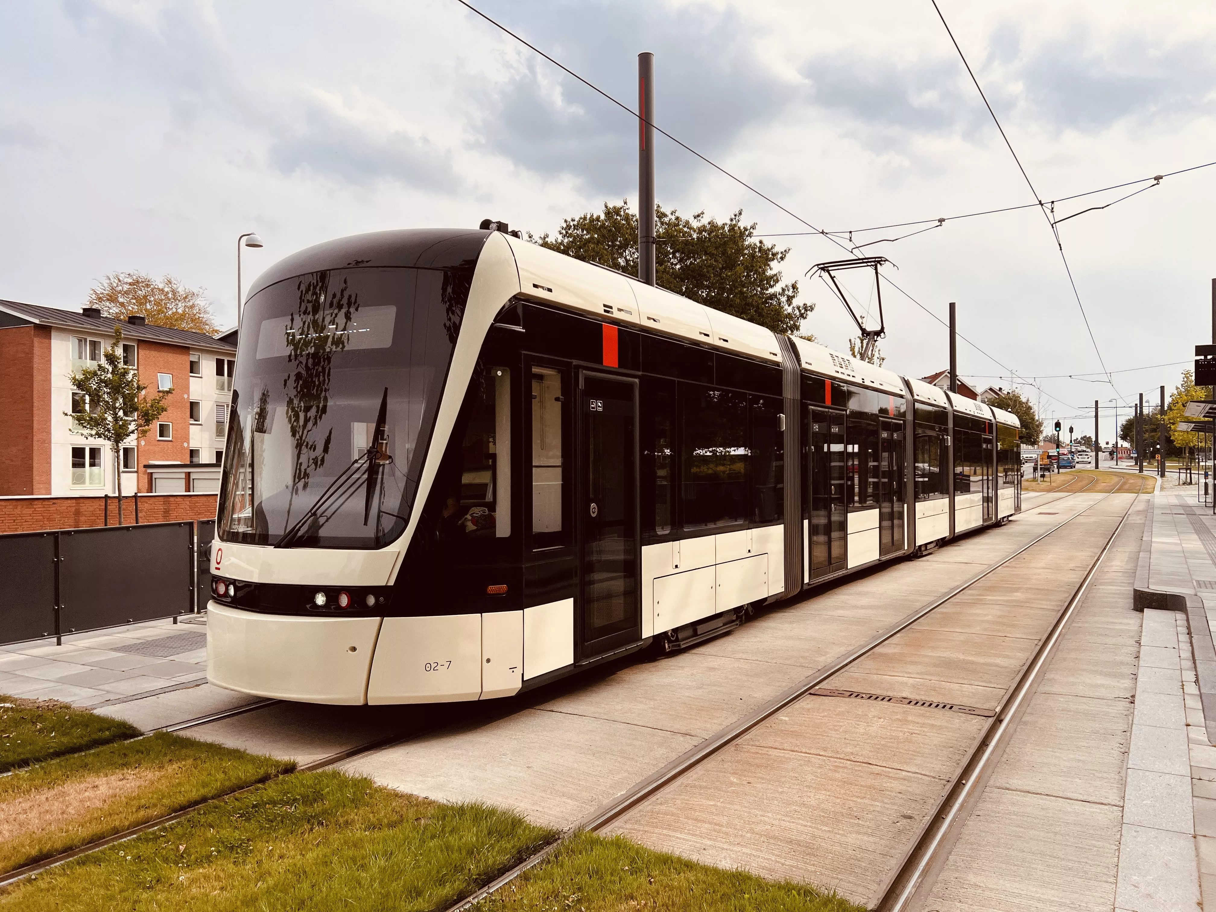 Billede af Odense Letbane togsæt 02 fotograferet ud for Højstrup Letbanestation. Billede af Odense Letbane togsæt 02 fotograferet ud for Højstrup Letbanestation.
