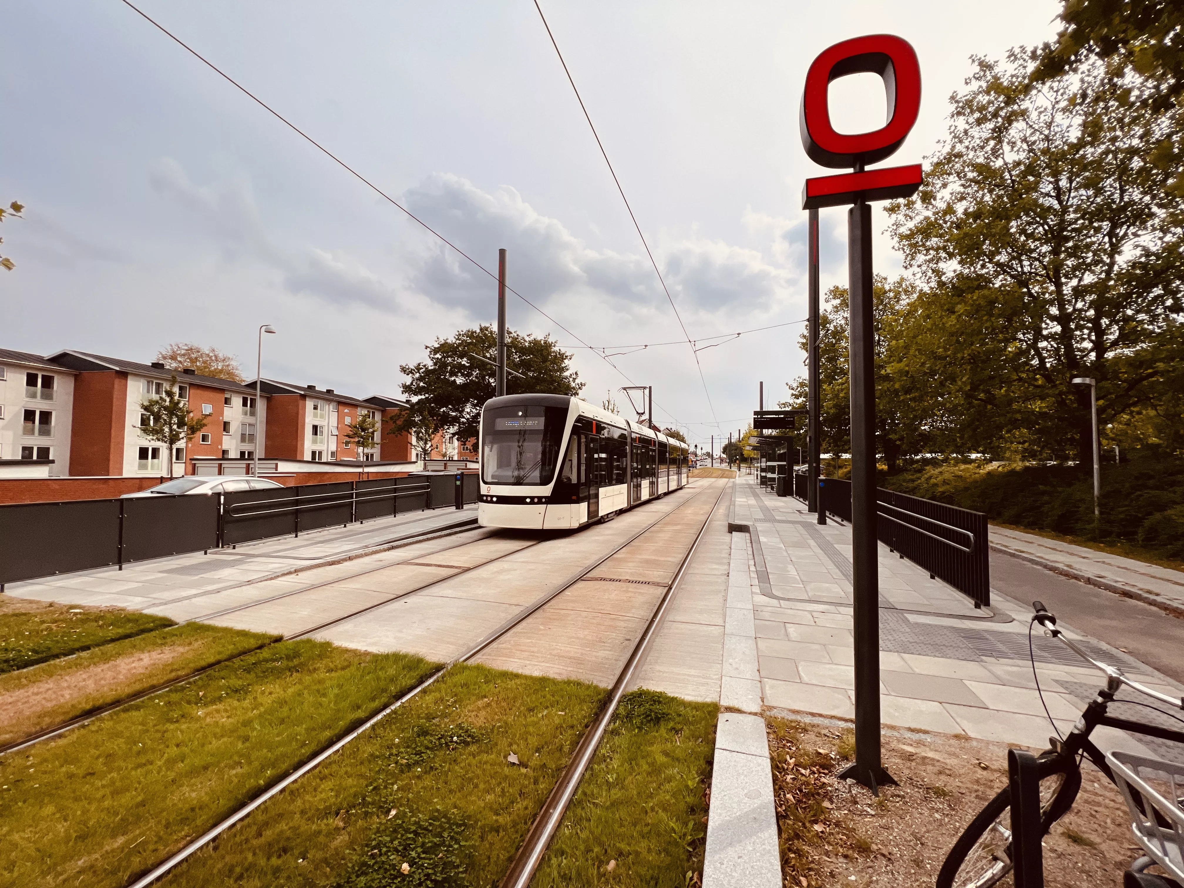 Billede af letbanetog ud for Højstrup Letbanestation. Billede af letbanetog ud for Højstrup Letbanestation.