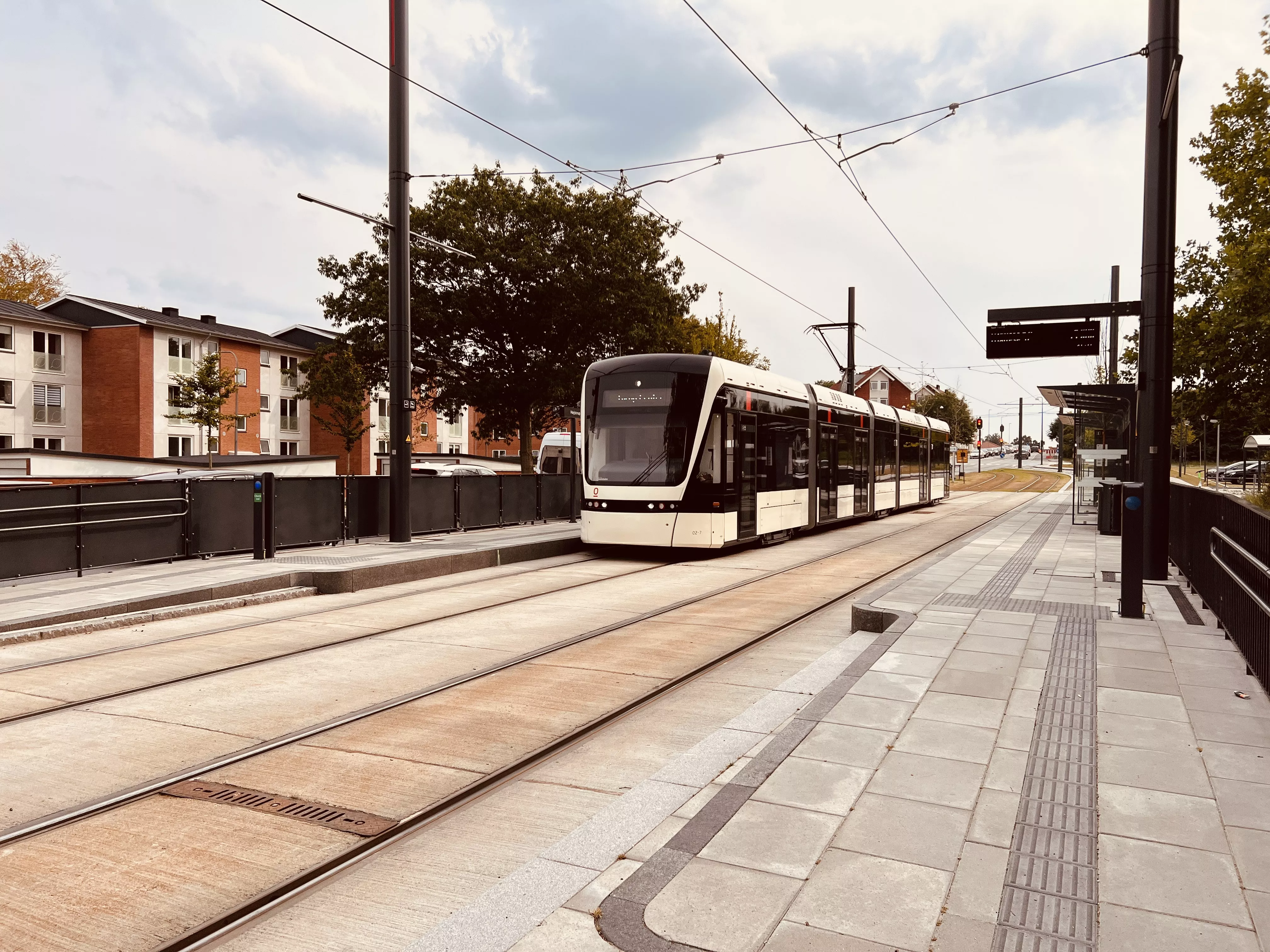 Billede af letbanetog ud for Højstrup Letbanestation.