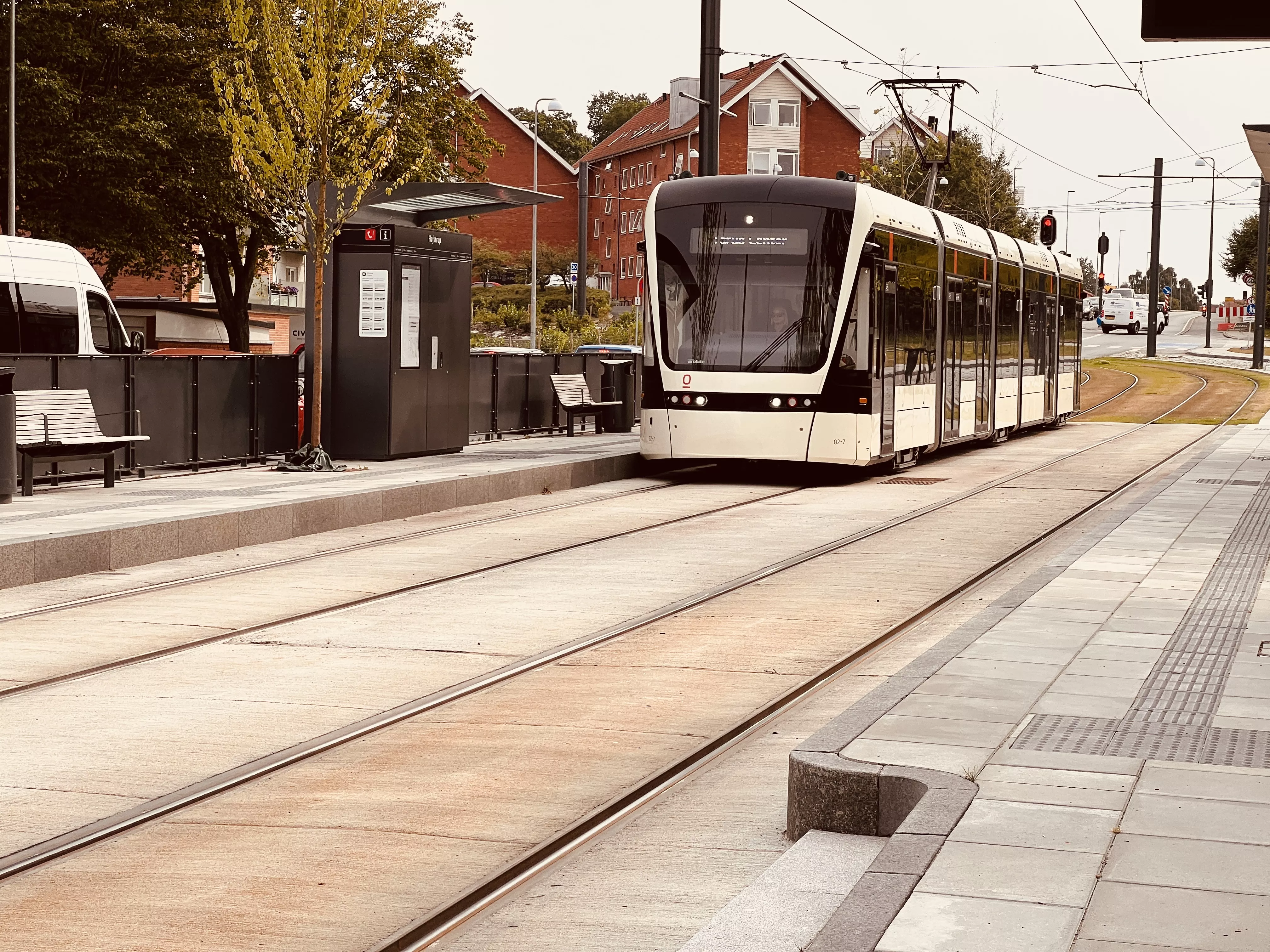 Billede af letbanetog ud for Højstrup Letbanestation.