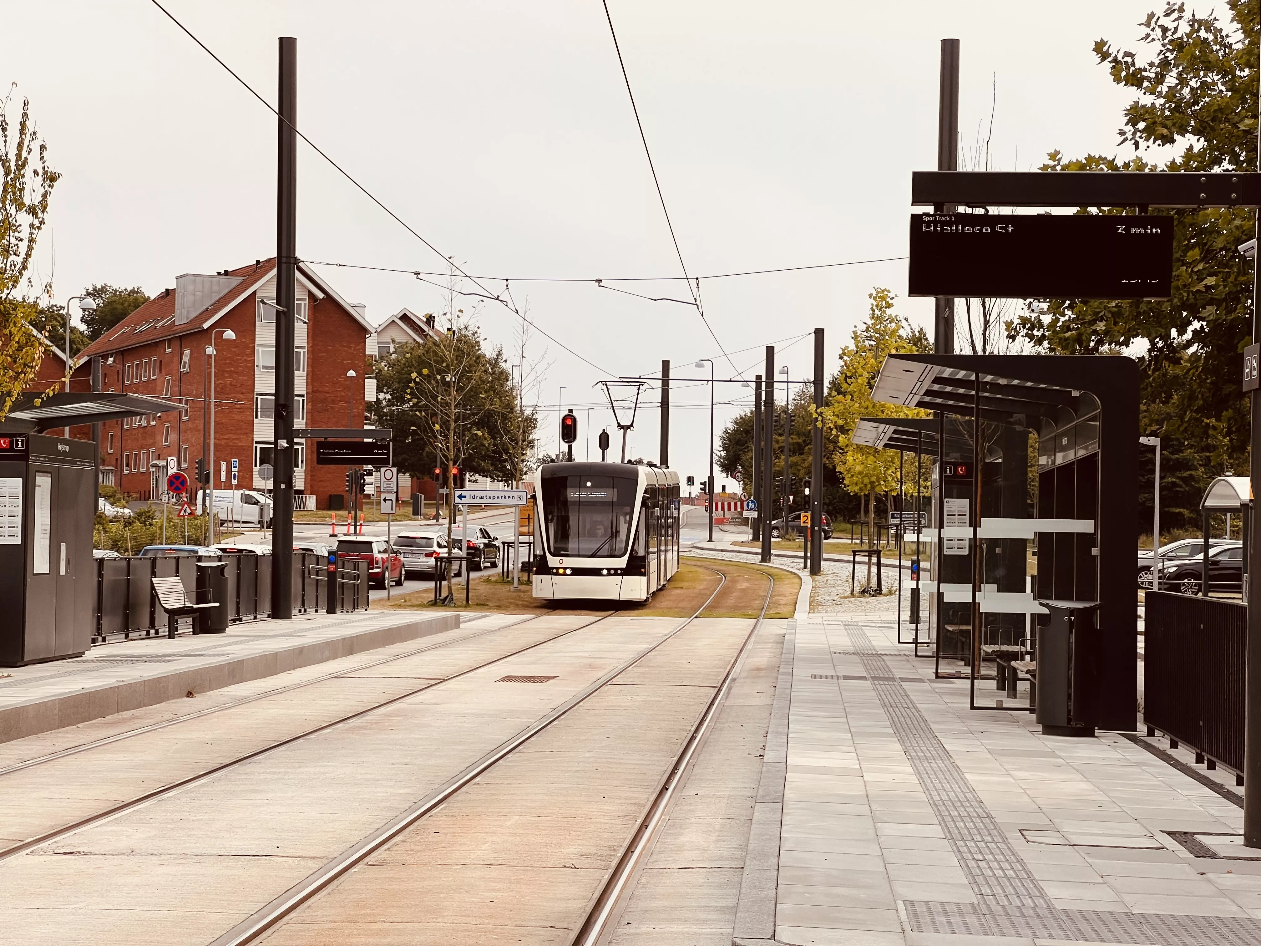Billede af letbanetog ud for Højstrup Letbanestation. Billede af letbanetog ud for Højstrup Letbanestation.