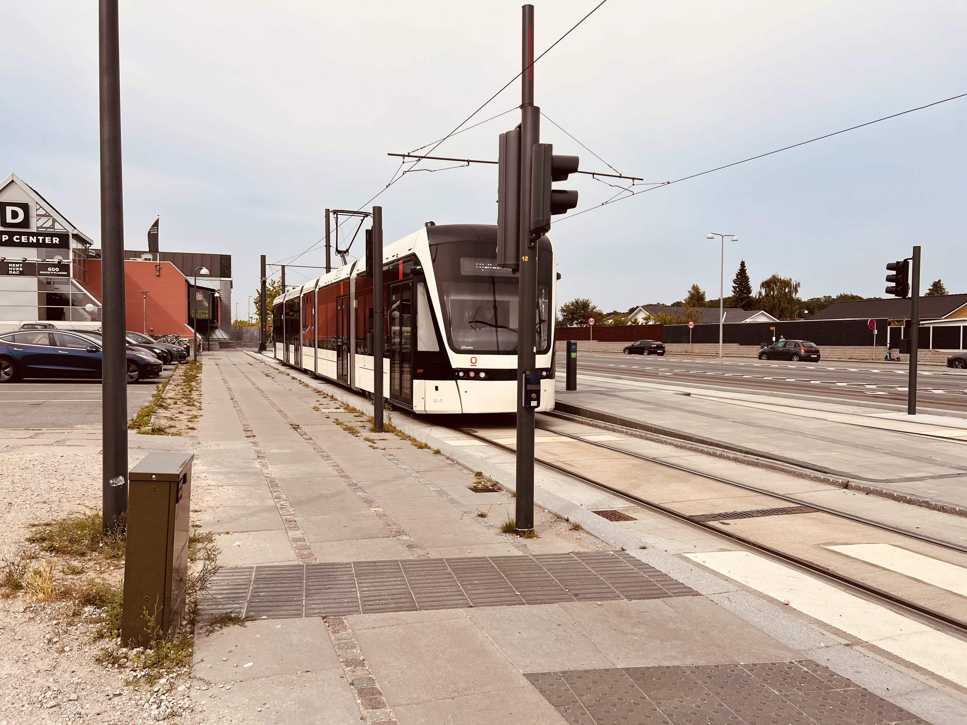 Billede af letbanetog ud for Tarup Center Letbanestation. Billede af letbanetog ud for Tarup Center Letbanestation.