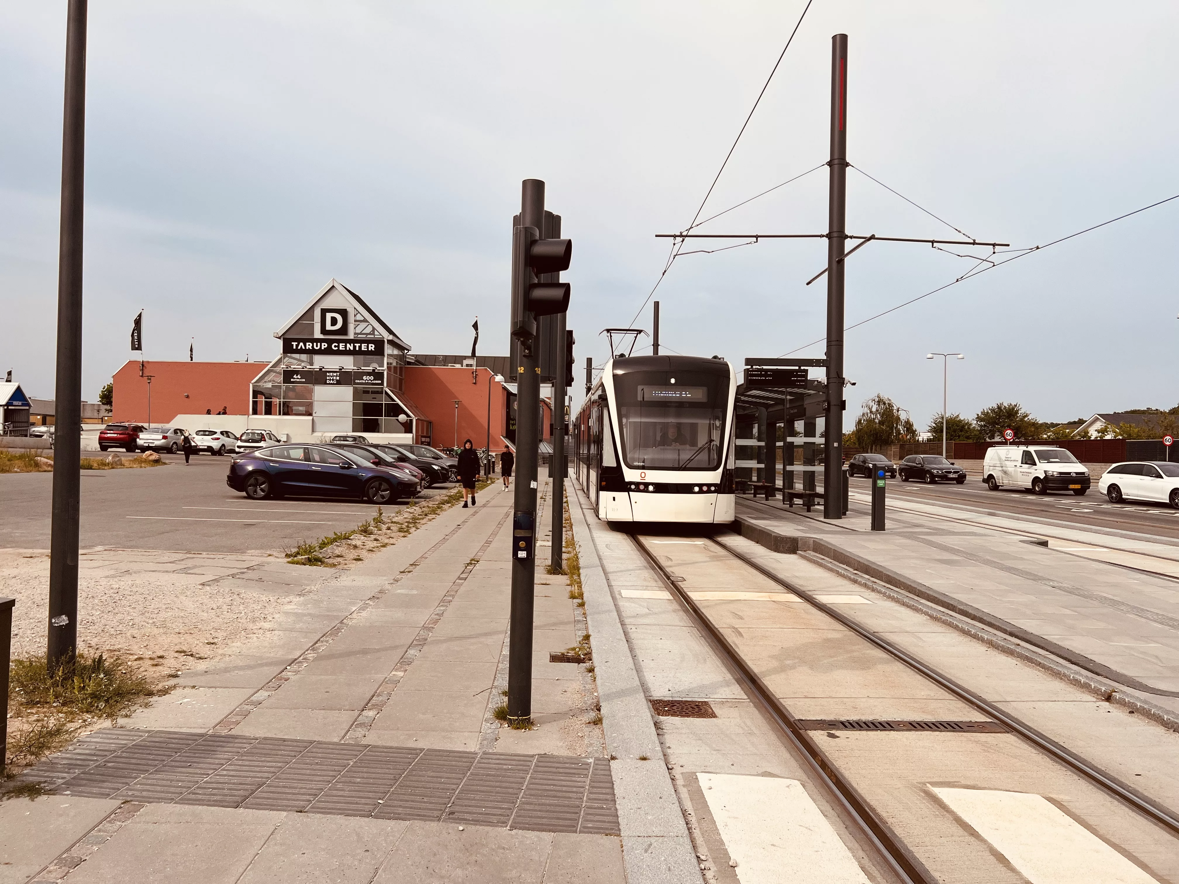 Billede af letbanetog ud for Tarup Center Letbanestation. Billede af letbanetog ud for Tarup Center Letbanestation.