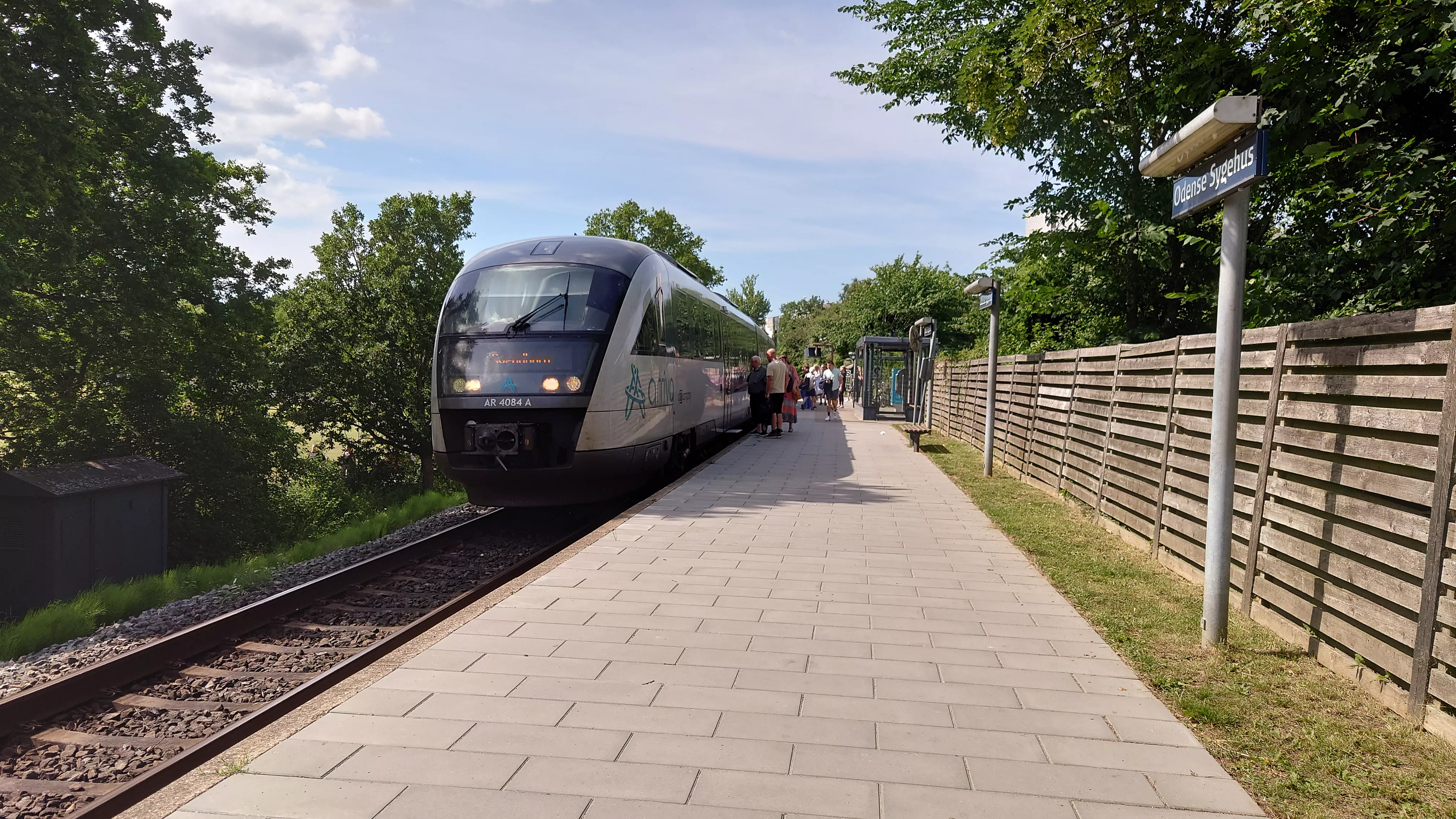 Billede af ARRIVA AR 4084, tidligere DSB MQ 4124-4924 fotograferet ud for Odense Sygehus Trinbræt.