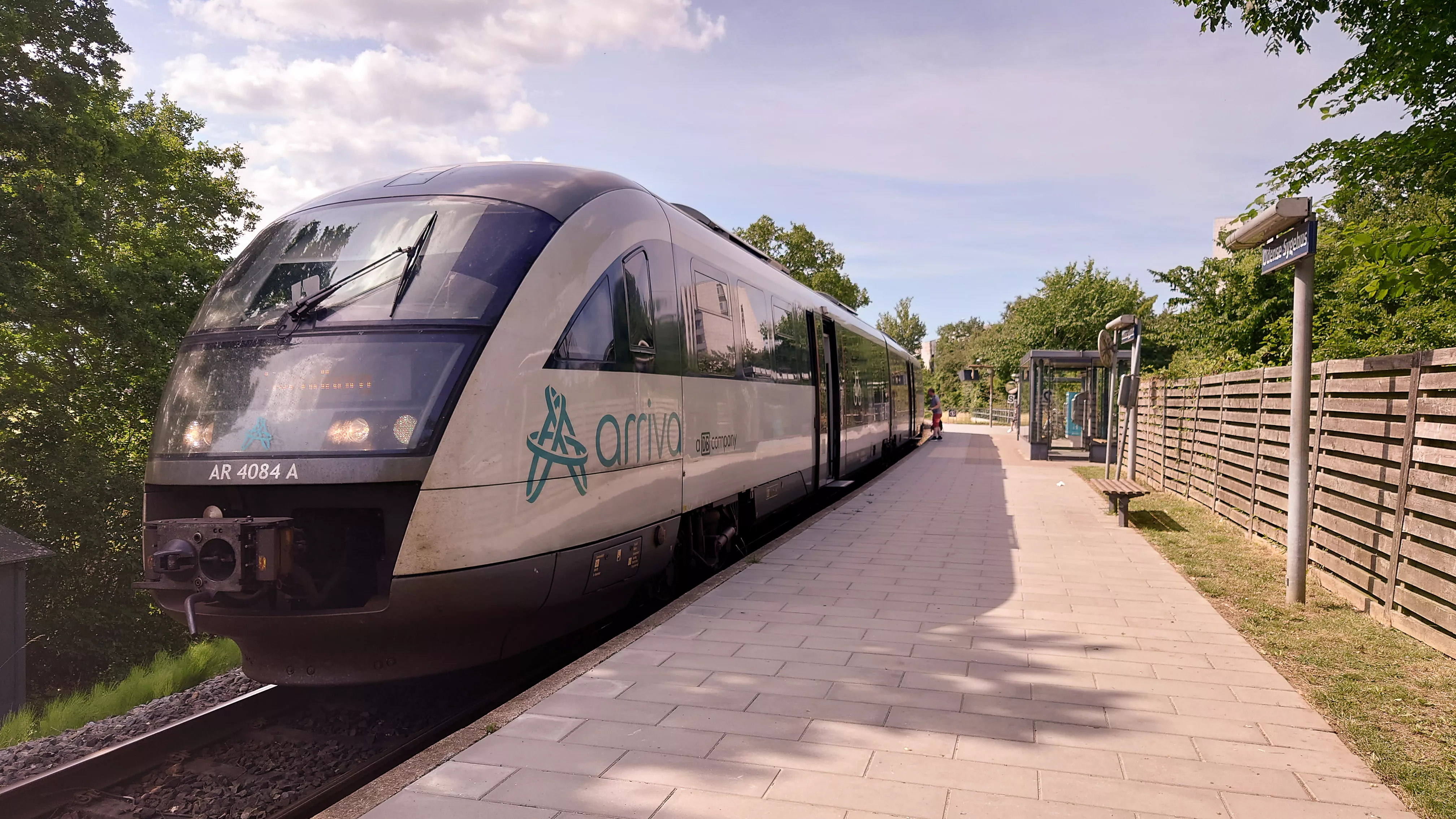 Billede af ARRIVA AR 4084, tidligere DSB MQ 4124-4924 fotograferet ud for Odense Sygehus Trinbræt. Billede af ARRIVA AR 4084, tidligere DSB MQ 4124-4924 fotograferet ud for Odense Sygehus Trinbræt.