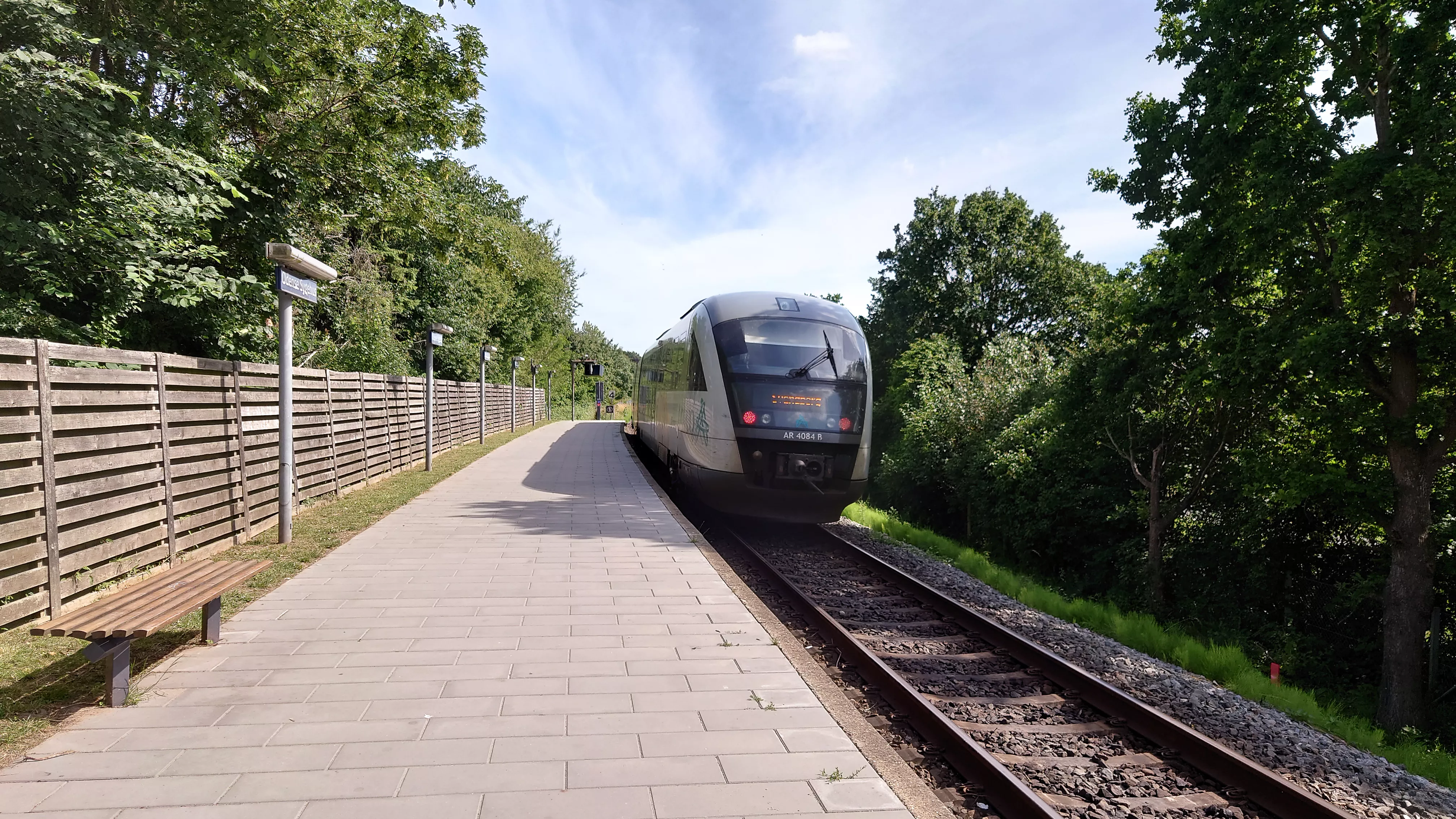 Billede af tog ud for Odense Sygehus Trinbræt. Billede af tog ud for Odense Sygehus Trinbræt.