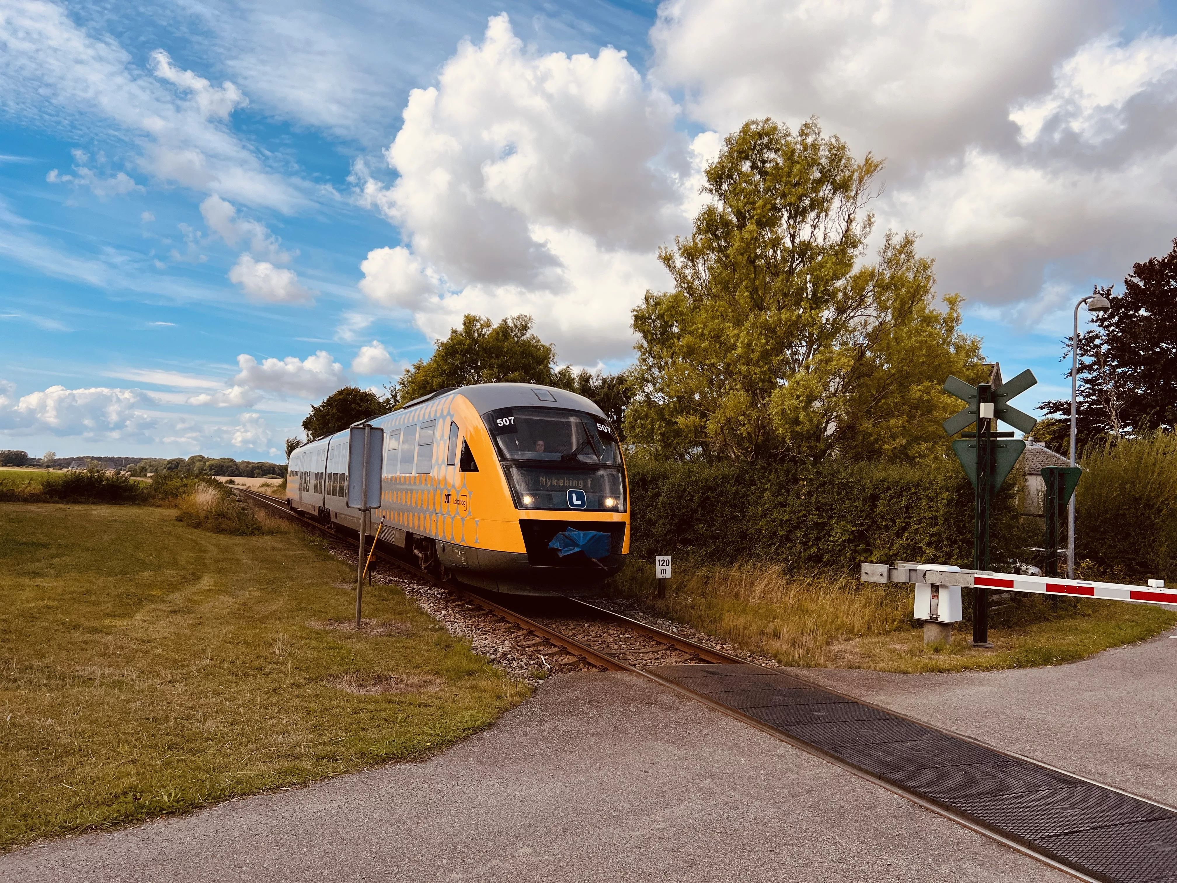 Billede af tog ud for Avnede Trinbræt. Billede af tog ud for Avnede Trinbræt.