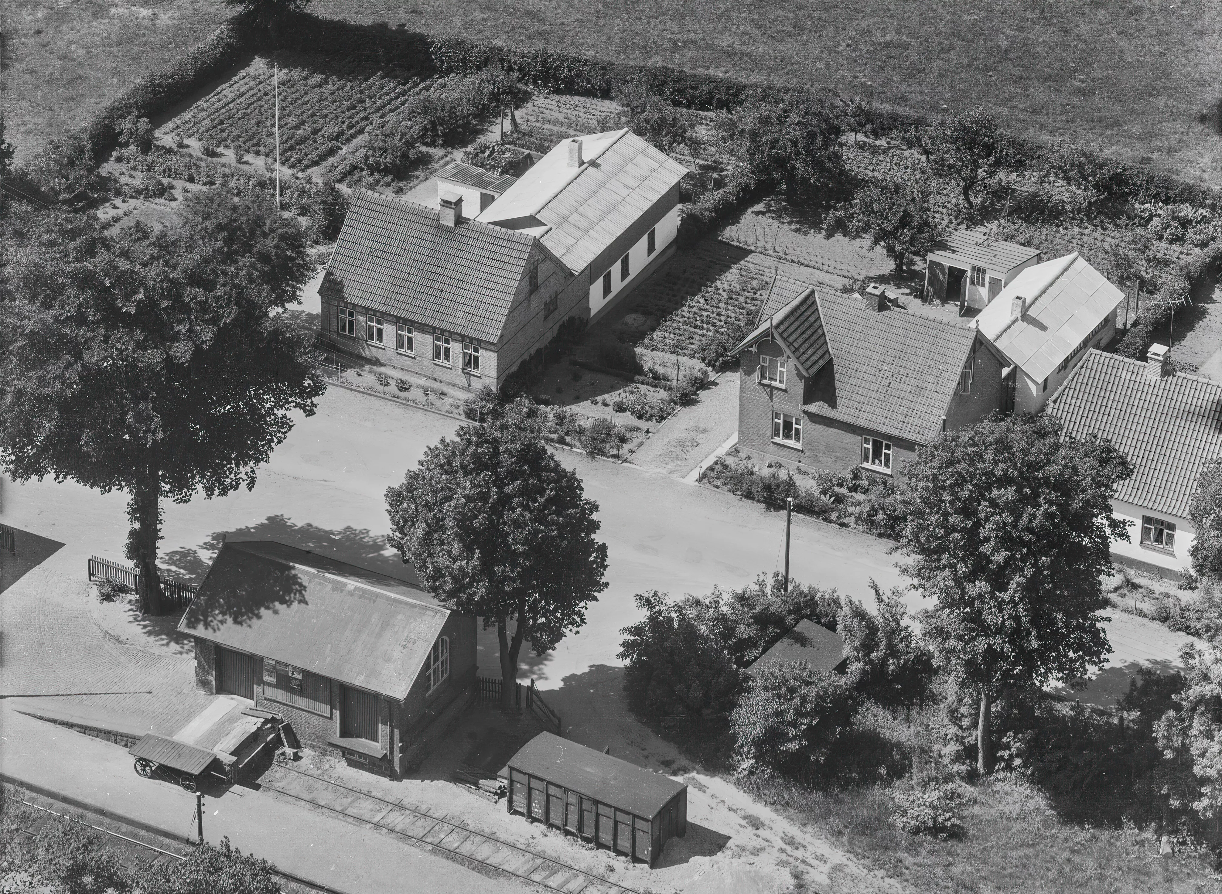 Billede af Løve Stations varehus. Billede af Løve Stations varehus.