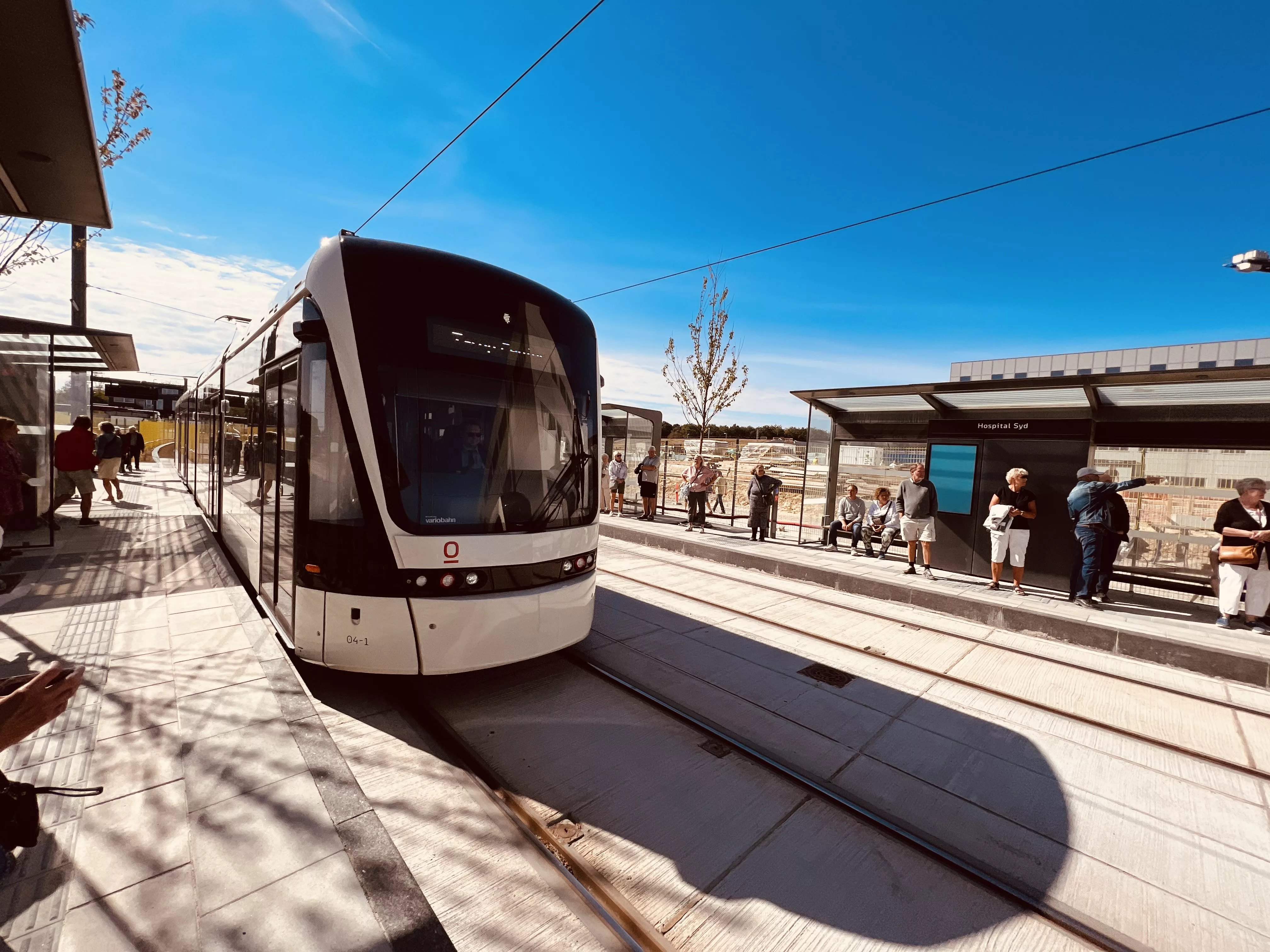 Billede af Odense Letbane togsæt 04 fotograferet ud for Hospital Syd Letbanestation.