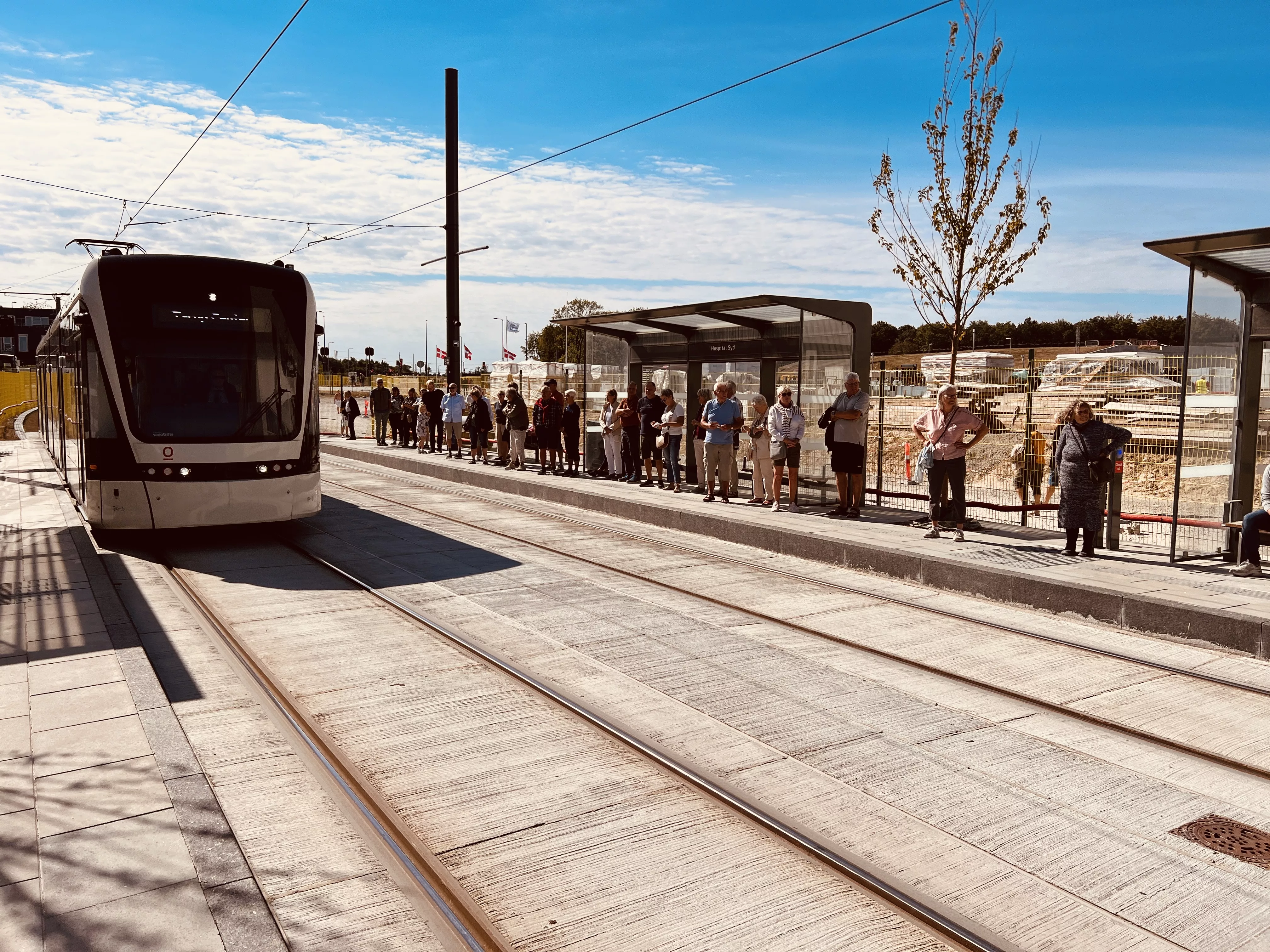 Billede af tog ud for Hospital Syd Letbanestation.