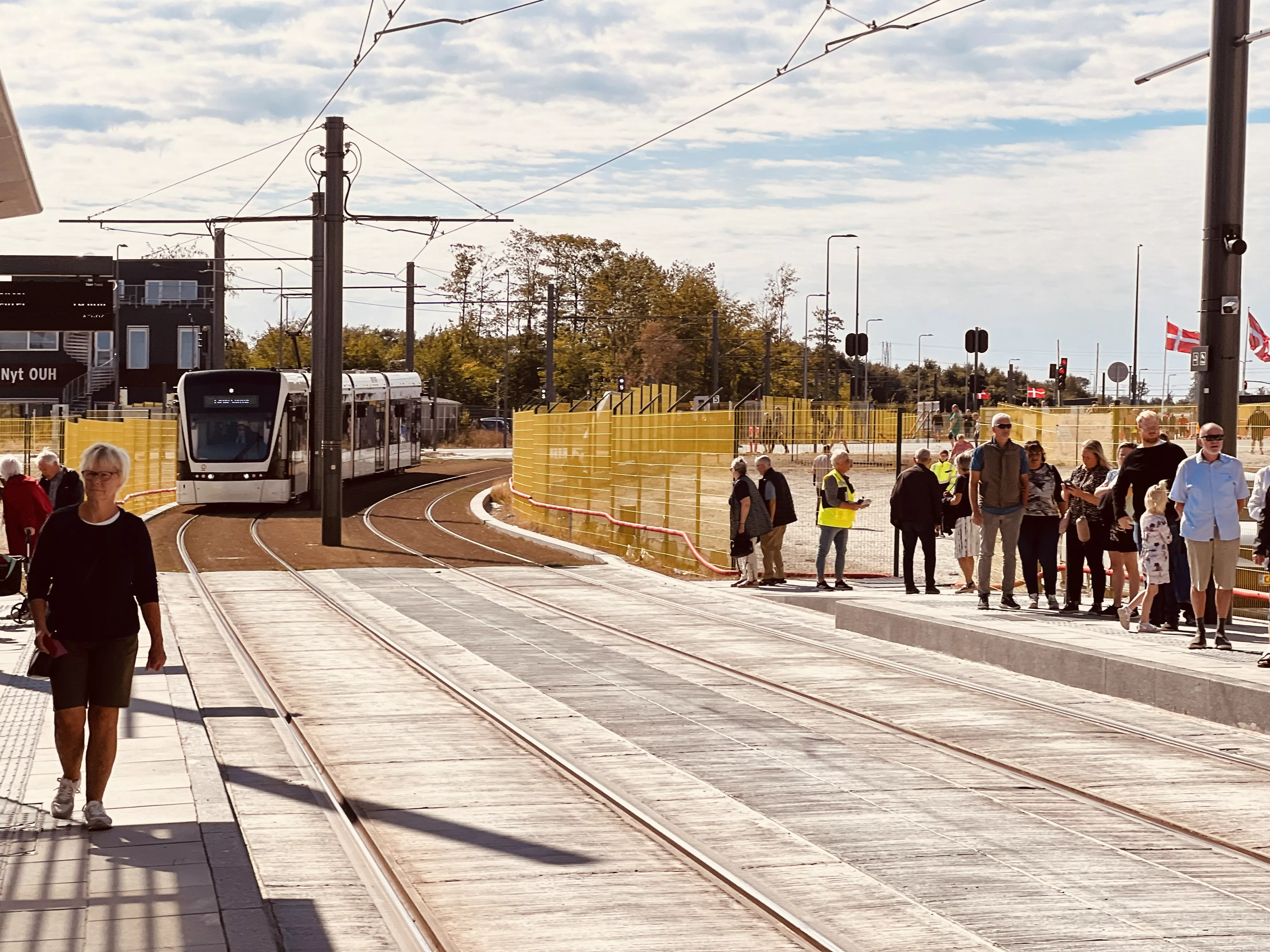 Billede af Odense Letbane togsæt 04 fotograferet ud for Hospital Syd Letbanestation. Billede af Odense Letbane togsæt 04 fotograferet ud for Hospital Syd Letbanestation.