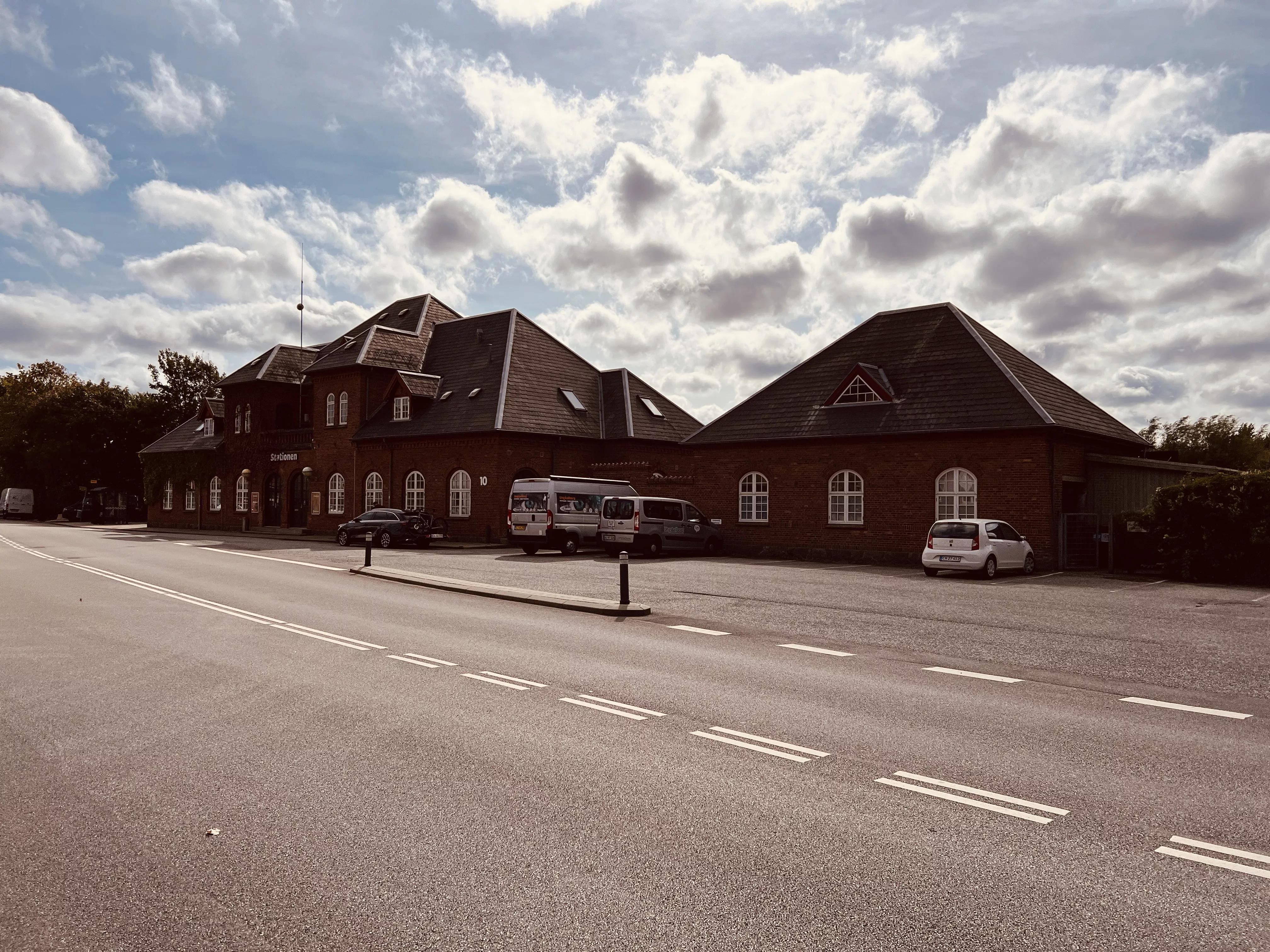 Billede af Nørresundby Station. Den første Nørresundbys Station er nedrevet, men Nørresundbys første Station har ligget her.