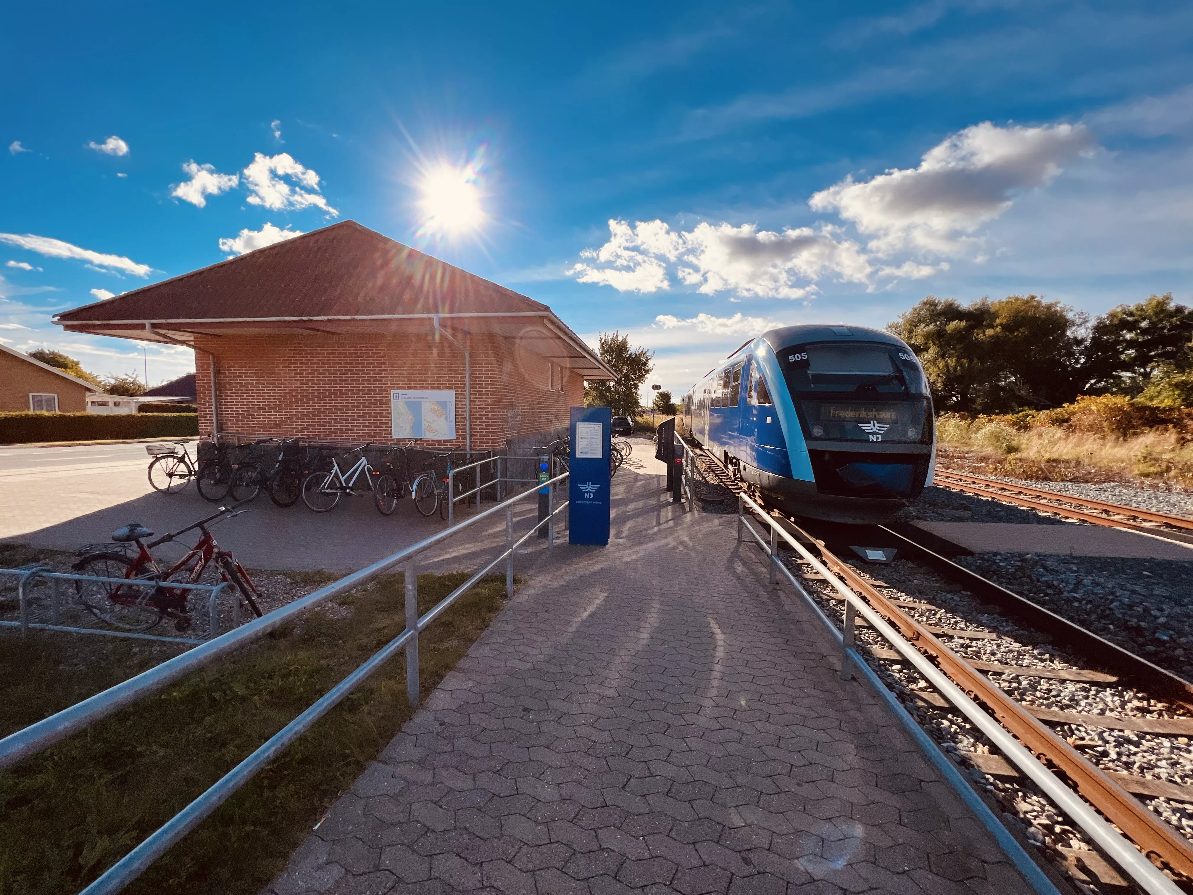 Billede af tog ud for Strandby Trinbræt. Billede af tog ud for Strandby Trinbræt.