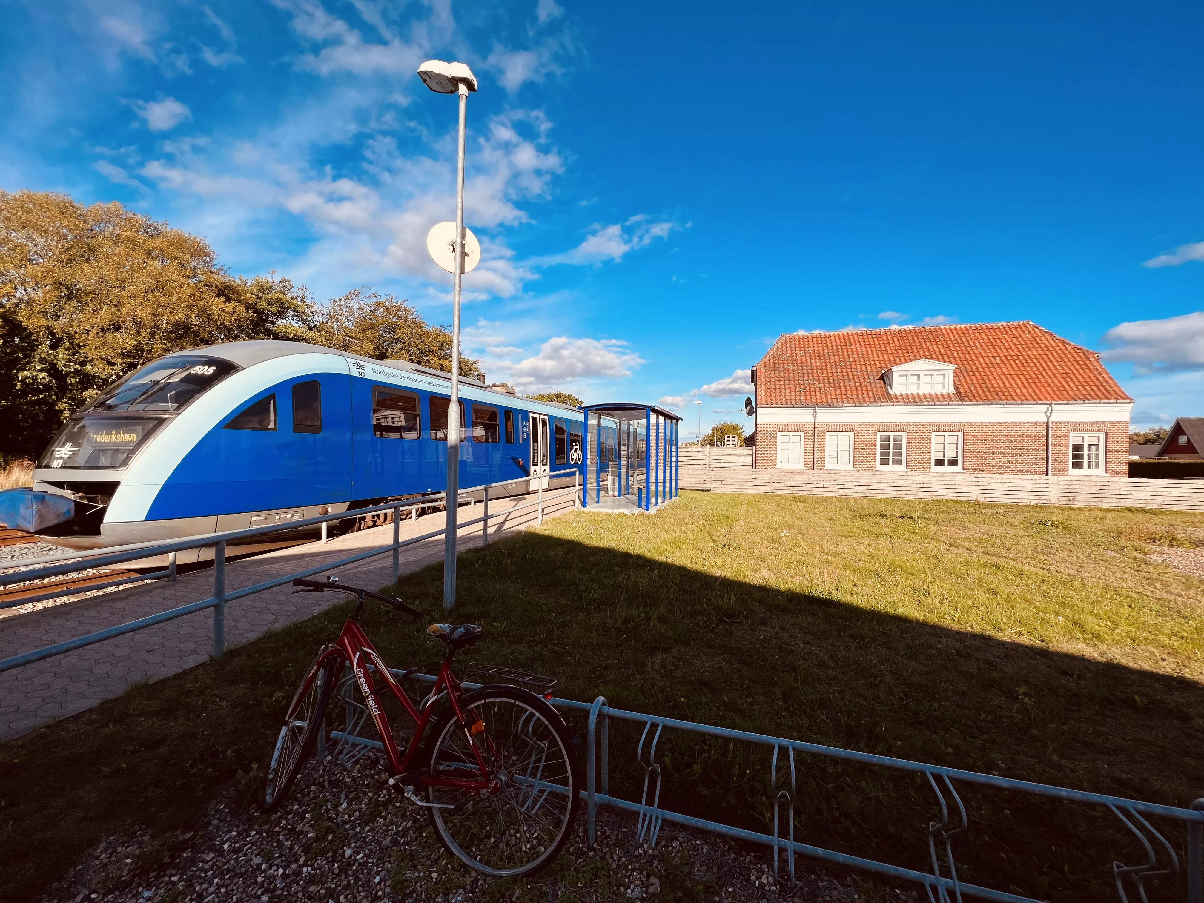 Billede af tog ud for Strandby Station.